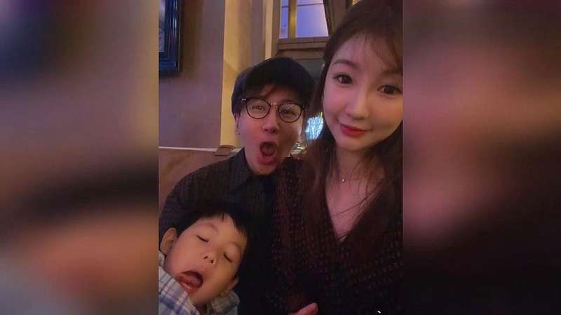 刘谦晒全家福庆祝结婚6周年:妻子王希怡颜值高,儿子调皮可爱,娱乐,明星动态,好看视频