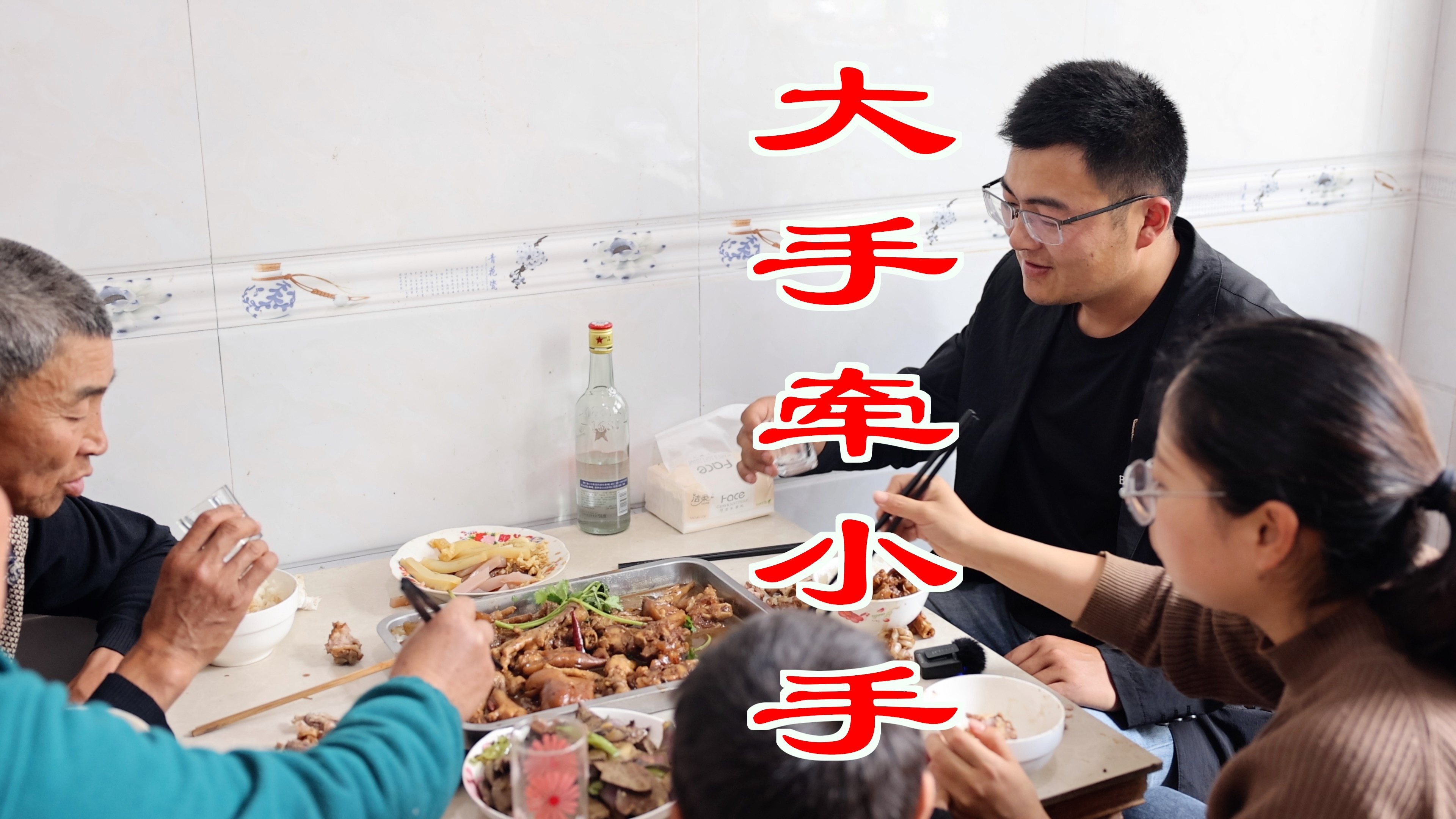 5个大猪蹄，2斤鸡爪，做“大手牵小手”，越啃越香，喝点酒真过瘾