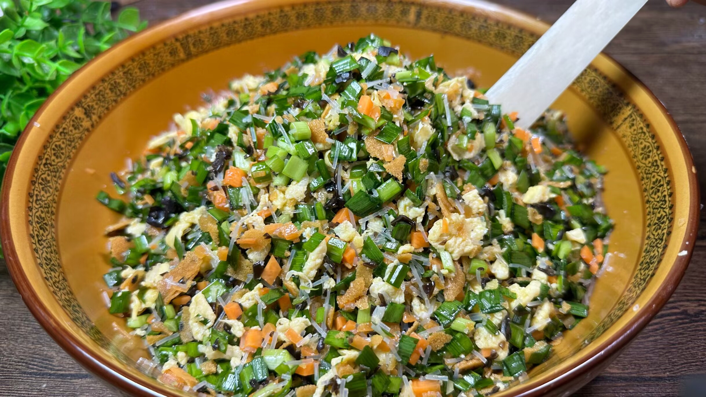 韭菜饺子的灵魂是调馅,教你30年饺子馆秘制方法,韭菜鲜绿不出水