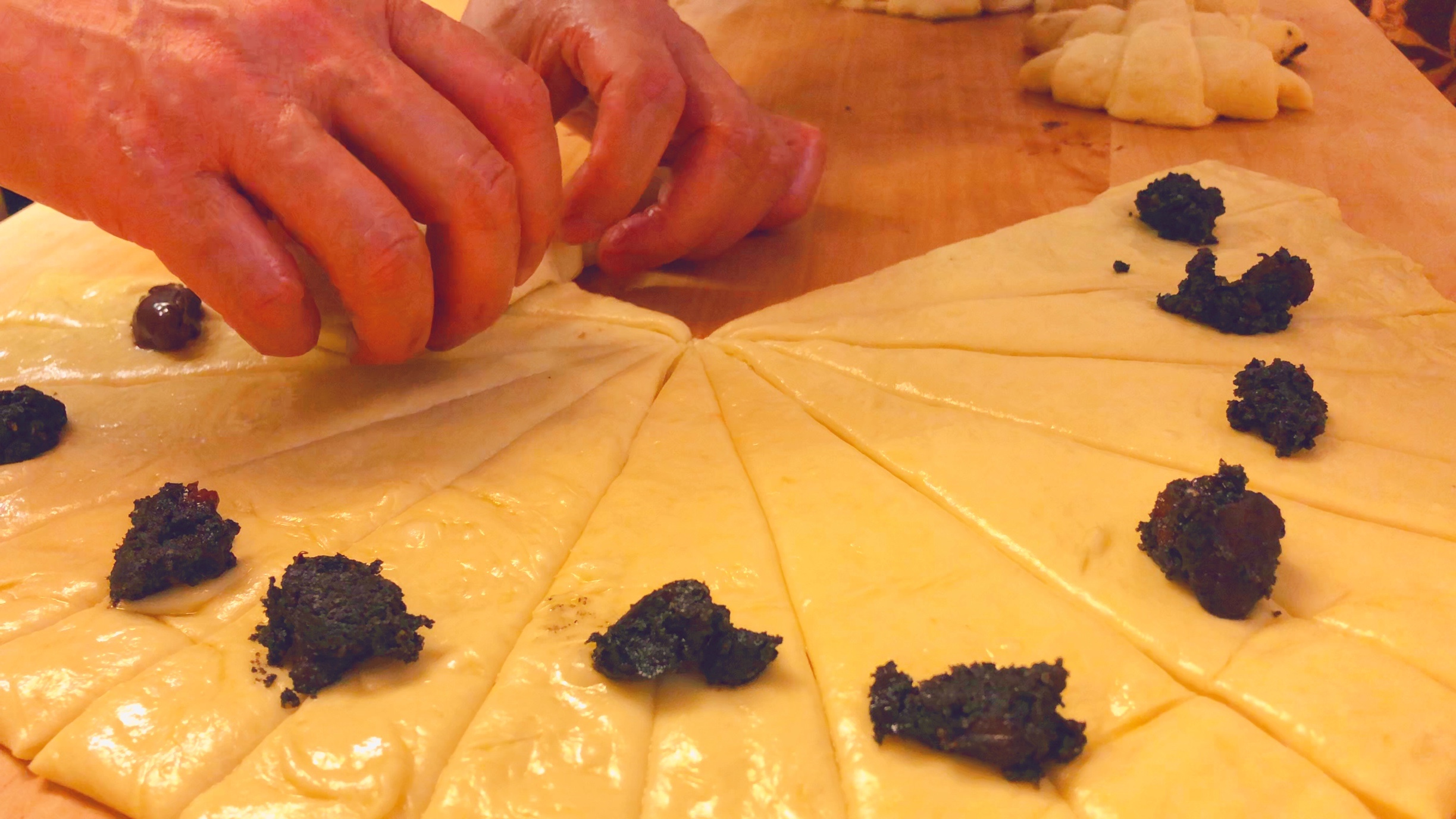 有鸡蛋牛奶和面粉就能做出超级酥脆松软法式羊角面包