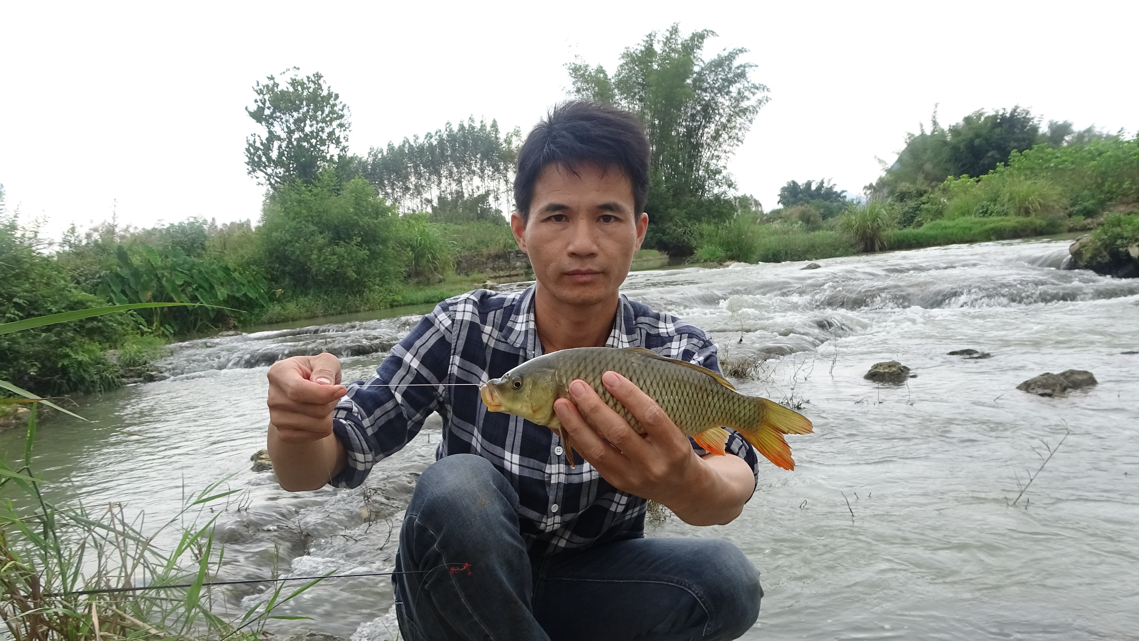 瀑布下钓鱼资源真不赖，大石头底部鱼群聚集，惊喜却是一个接一个