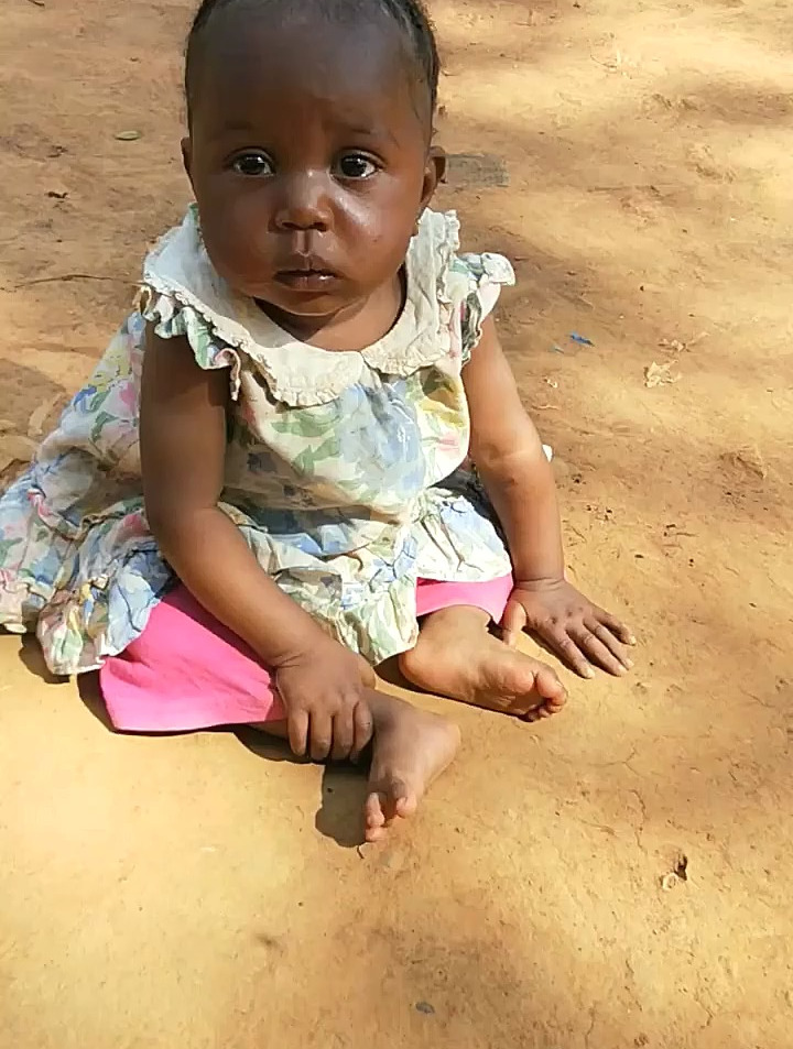 非洲小女孩,这发型不勒头皮吗