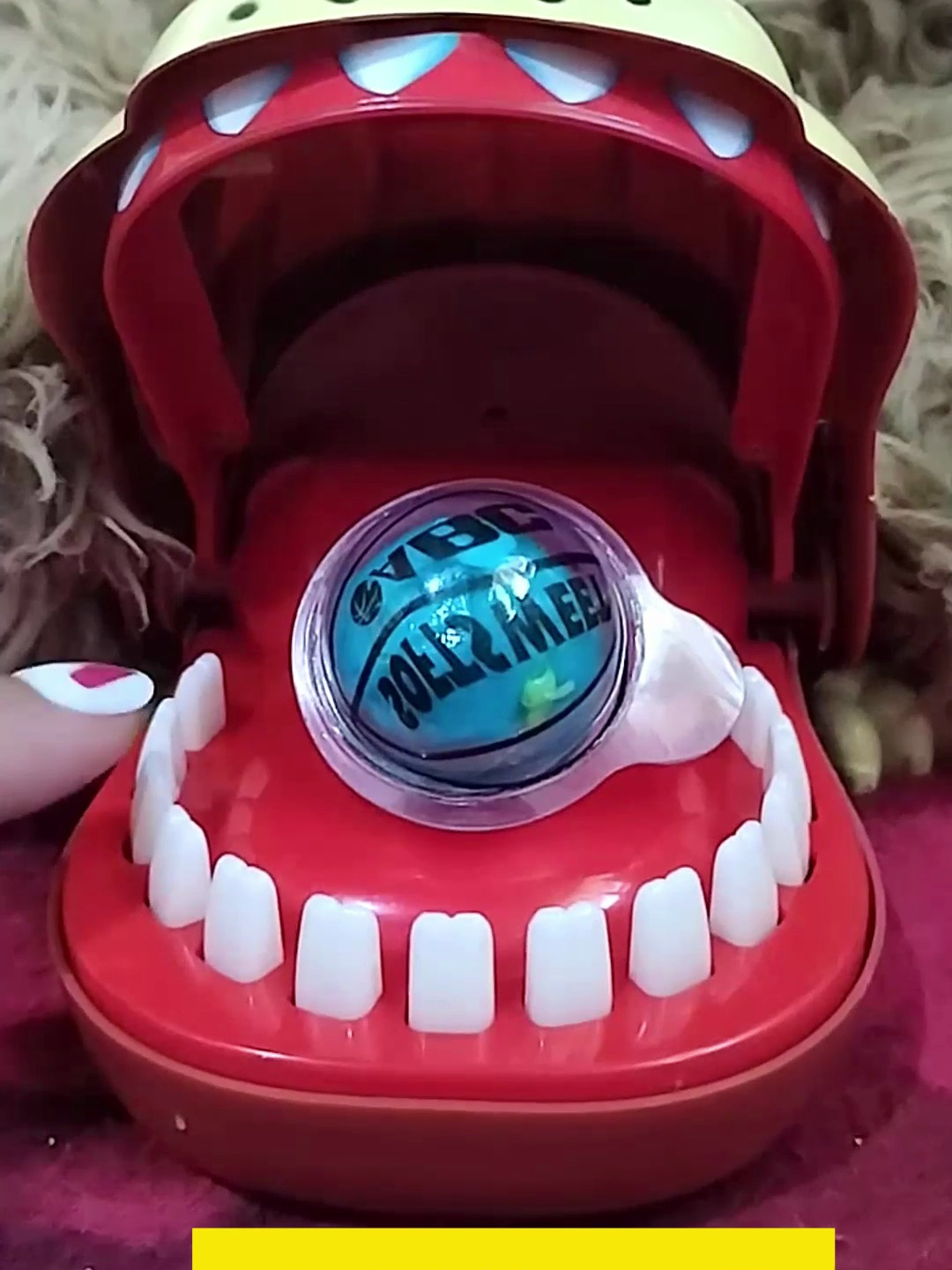 潮玩玩具:嘴巴里的球形软糖