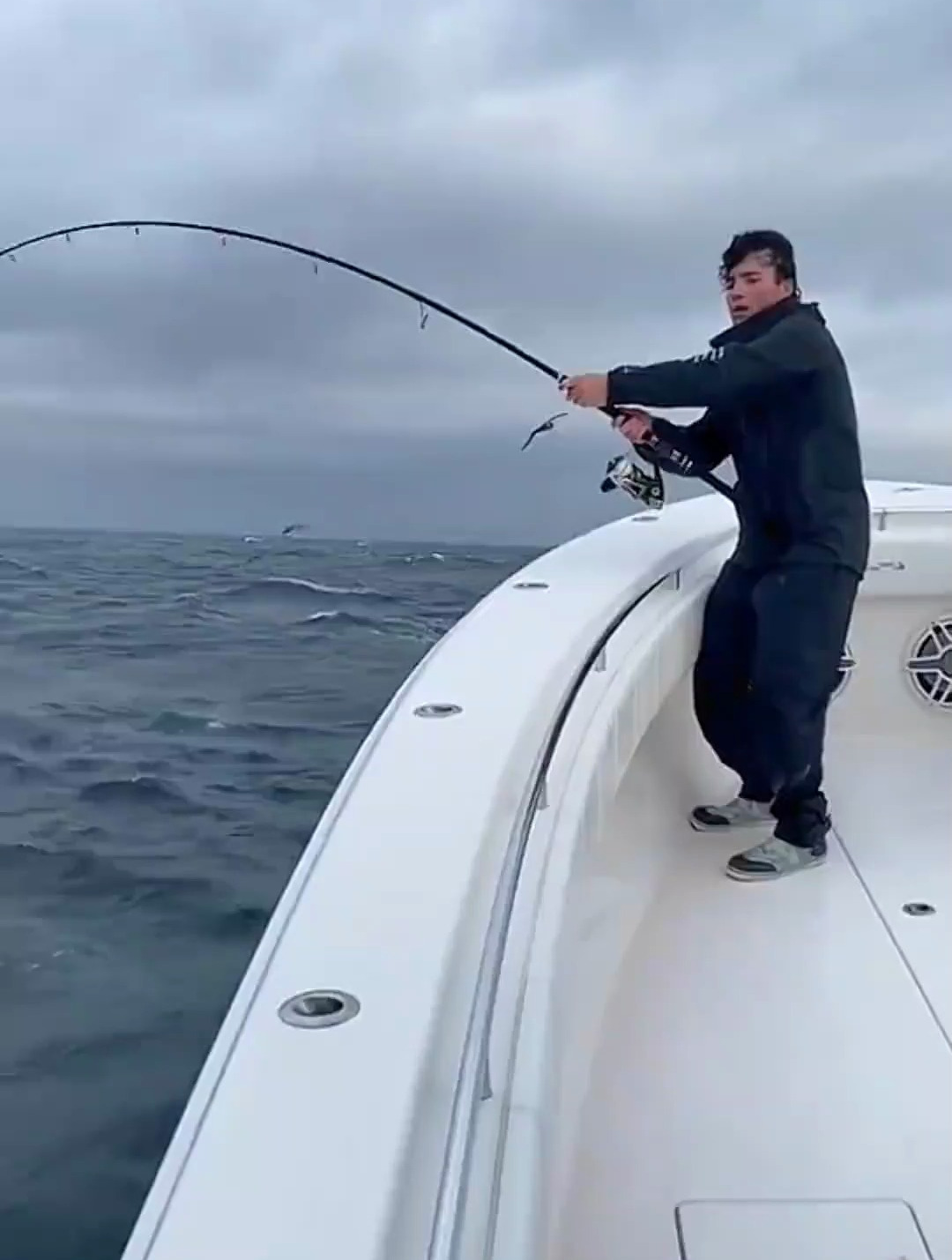 大哥钓鱼时突然来了条鲸鱼,这可把他给吓坏了