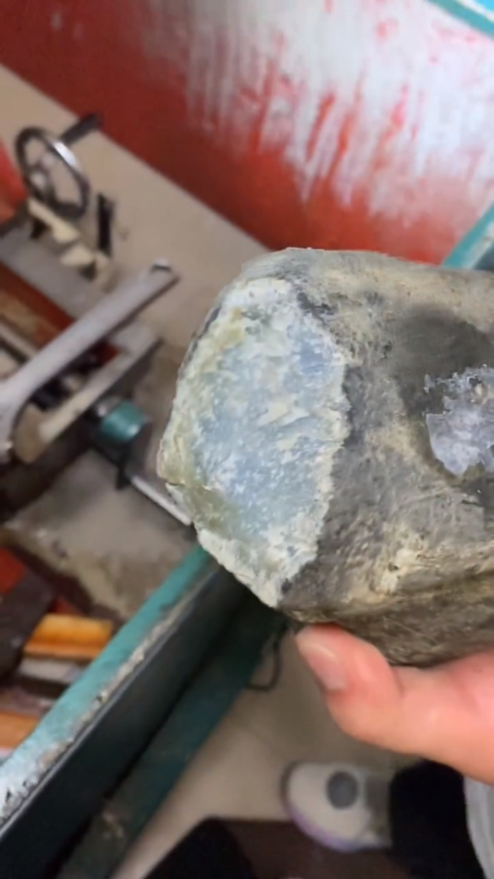 莫西沙白雾全身脱沙表现翡翠原石,切开会大涨吗?