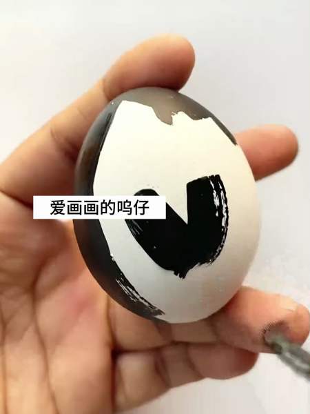 艺术绘画在鸡蛋上绘画企鹅图案