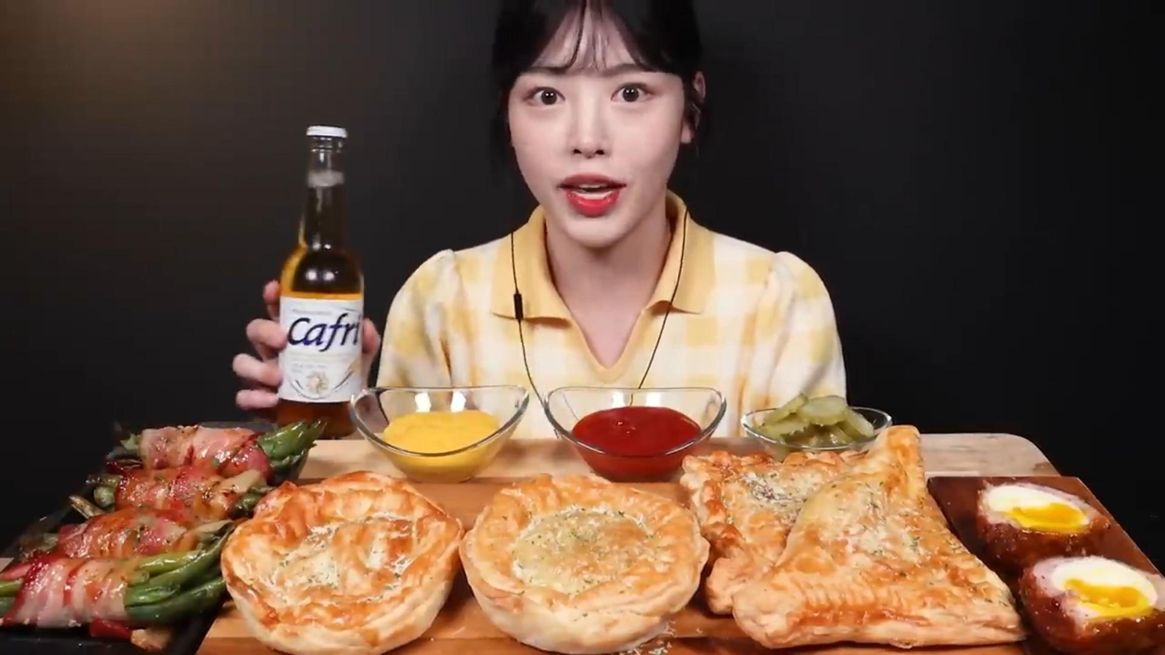 酥脆的肉馅饼配啤酒再搭配培根卷豇豆,有酒有肉的一餐