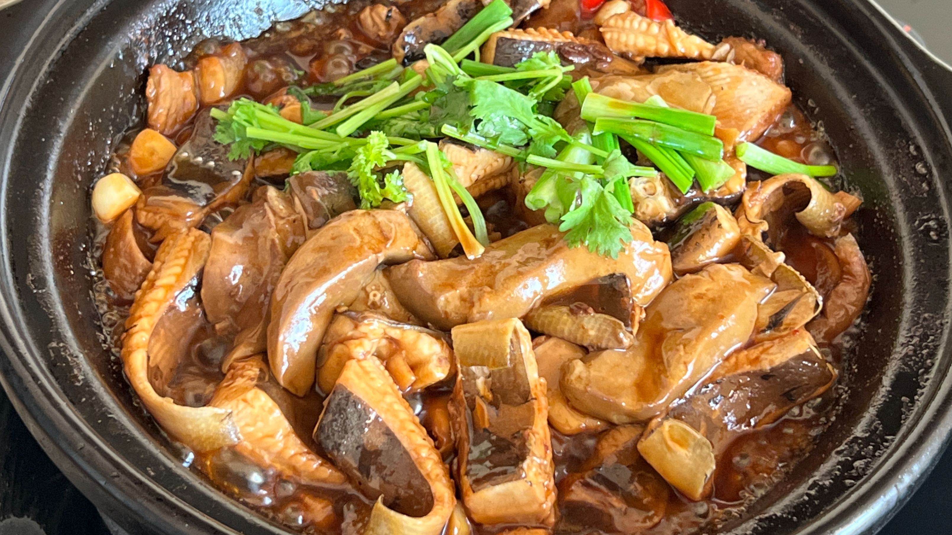 萝卜干焖魔鬼鱼怎样做好吃,出锅软嫩鲜香,汤汁拌饭也能吃两碗