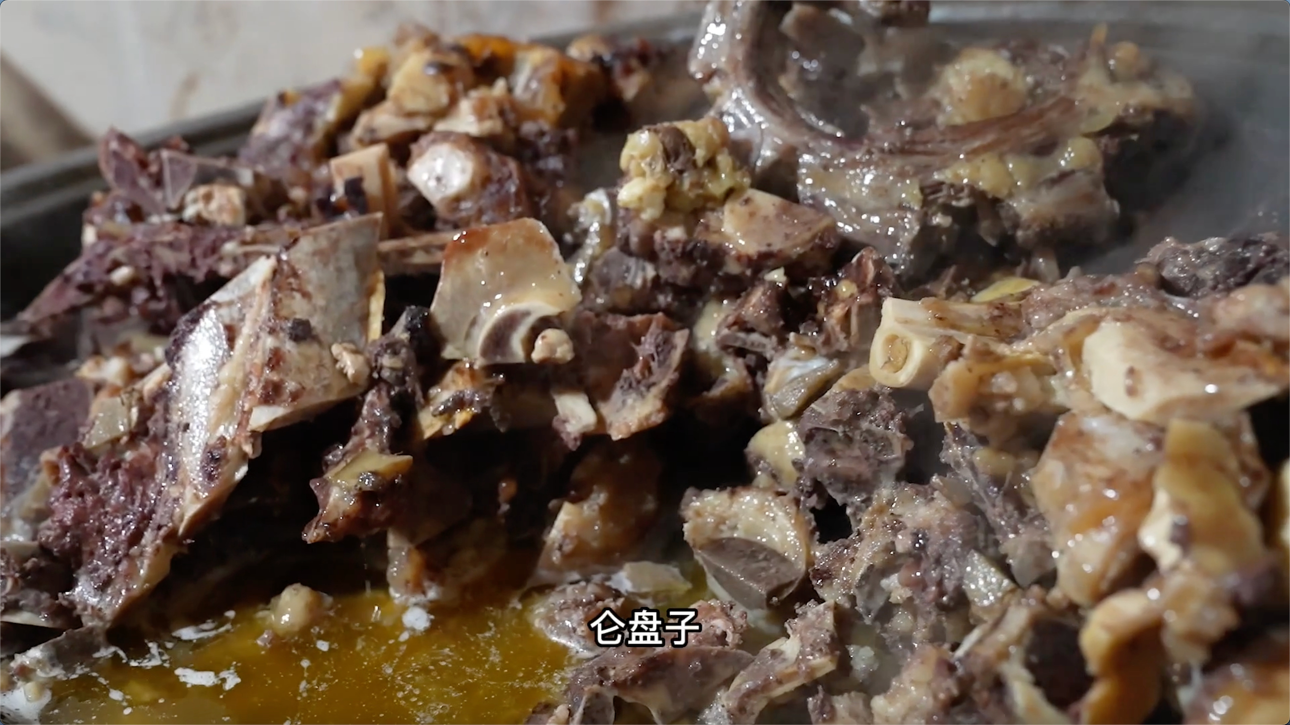 新疆烤包子4元/个,路边摊每天卖出1000个,大锅炖六七头牛骨头