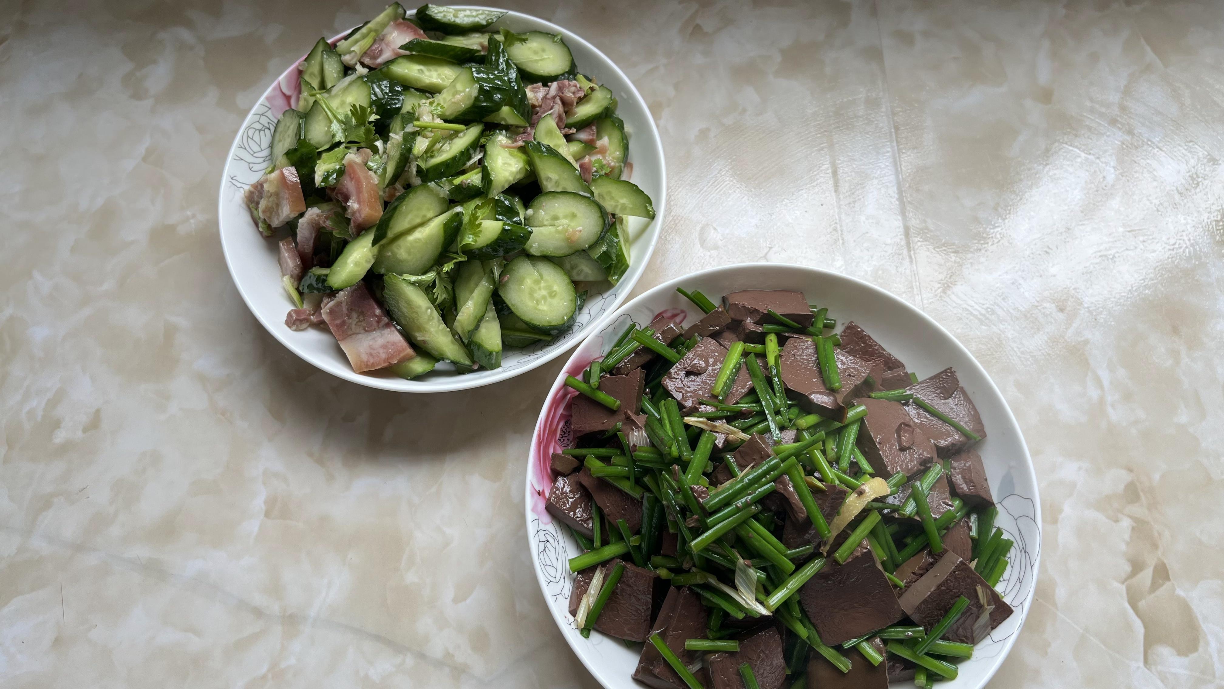 今天做个猪头肉拌黄瓜和韭菜苔炒鸭血,好吃不长胖纯纯健康餐