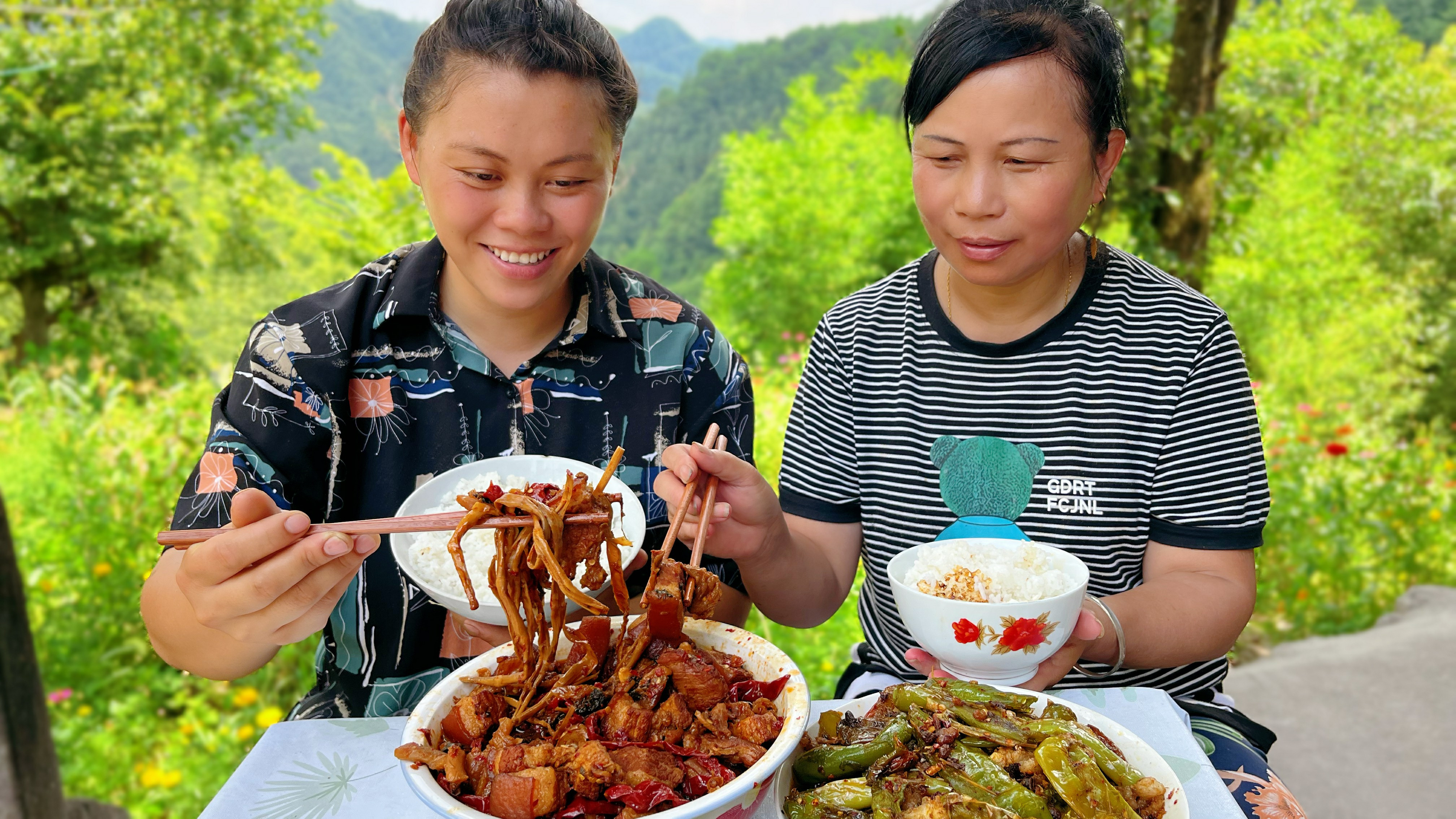今天摘了堆辣椒,再做个爆辣红烧肉,一口辣椒一口肉老妈吃过瘾了