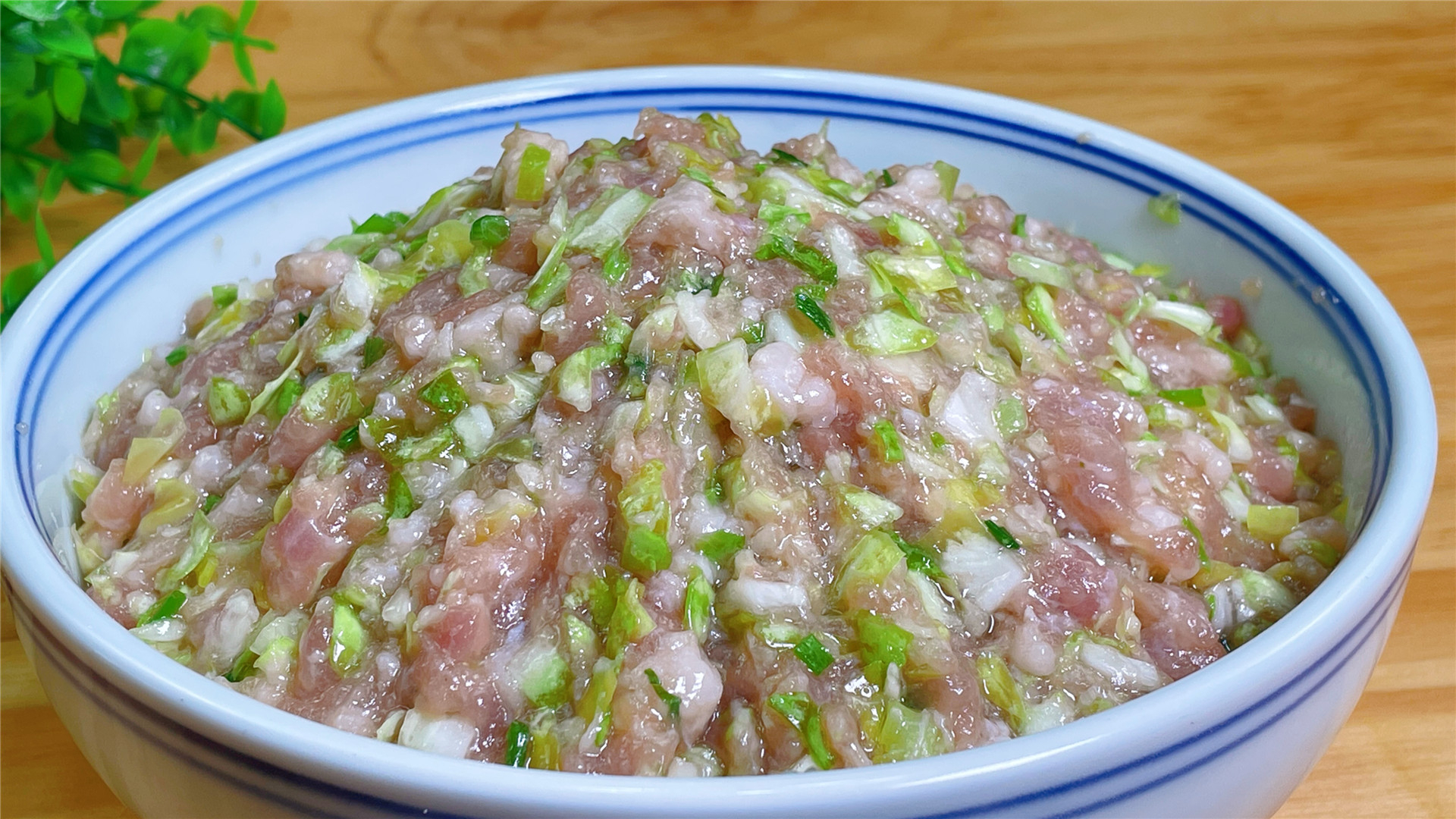 包菜肉馅好吃有诀窍，教你饭店不外传的做法，鲜嫩多汁，不腥不柴