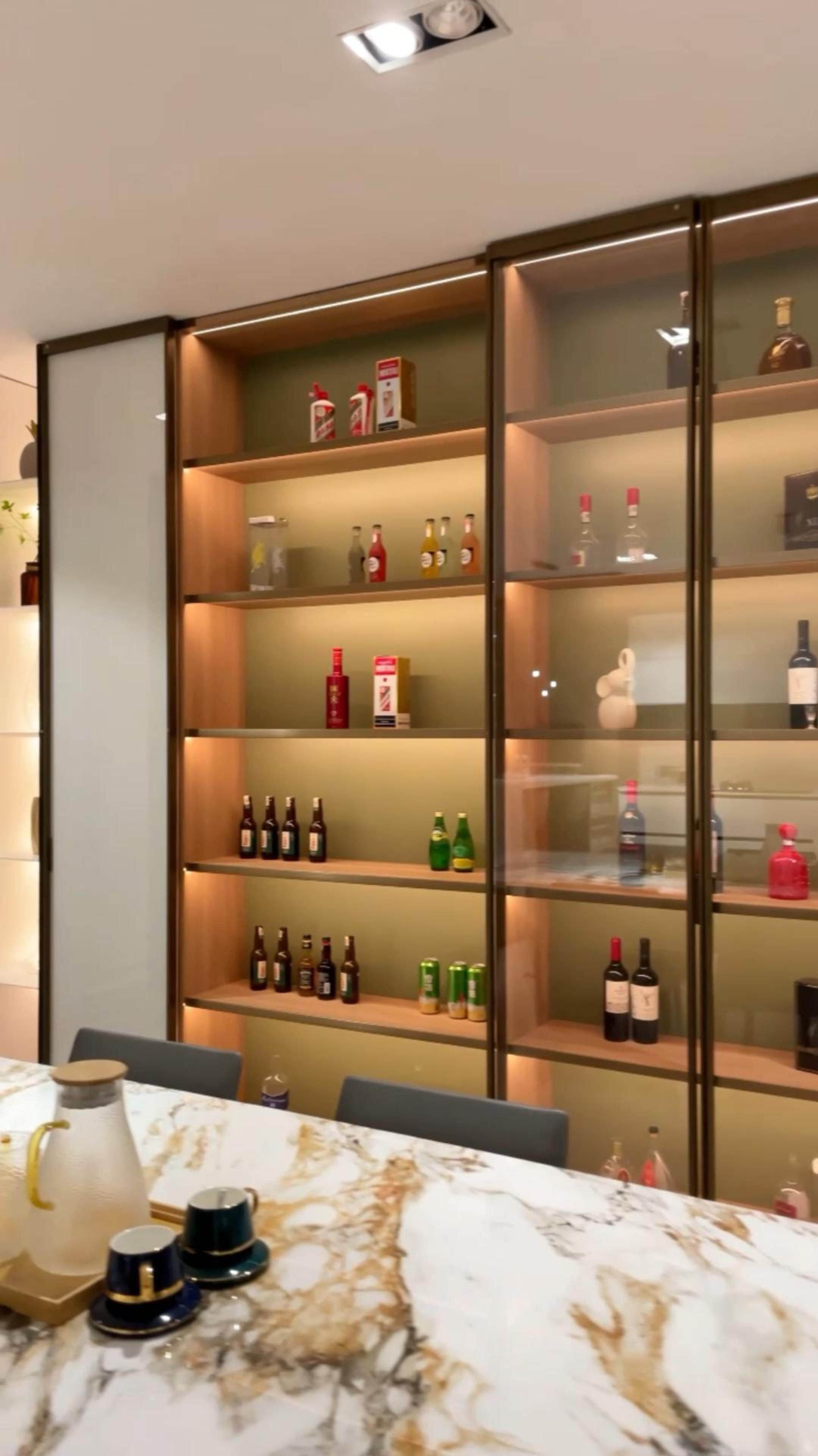 高级感酒柜设计,柯尼全屋定制,满墙酒柜搭配玻璃门,极简轻奢!