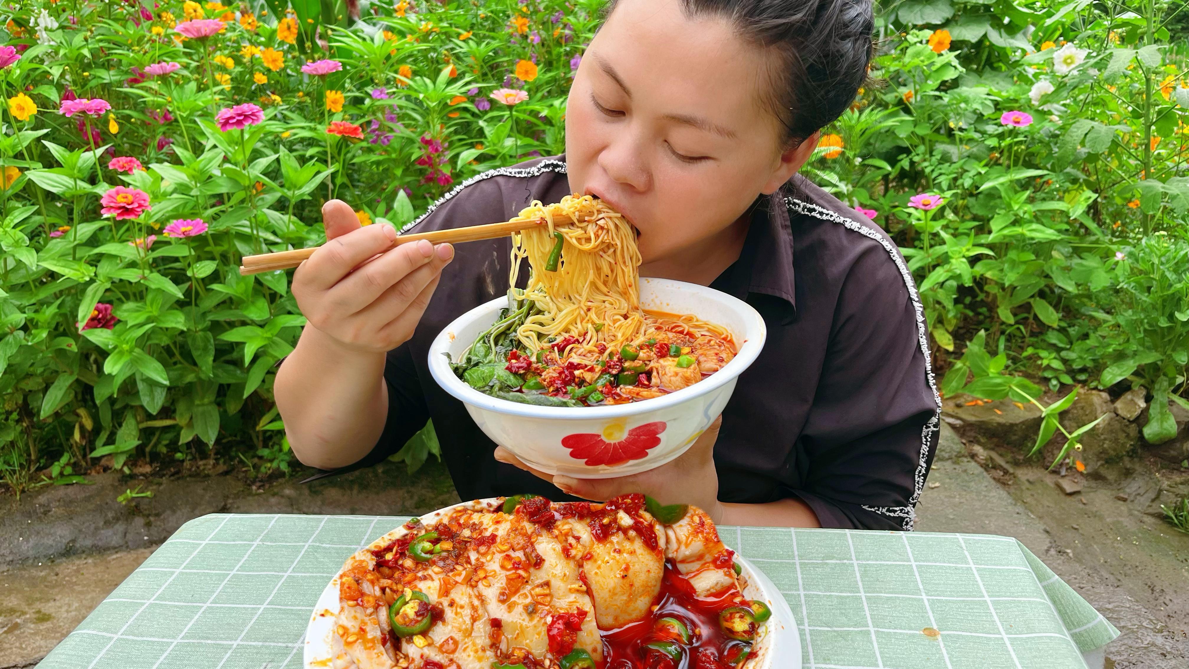 今天做个爆辣凉拌鸡腿肉，配碗面条欧妹吃过瘾了