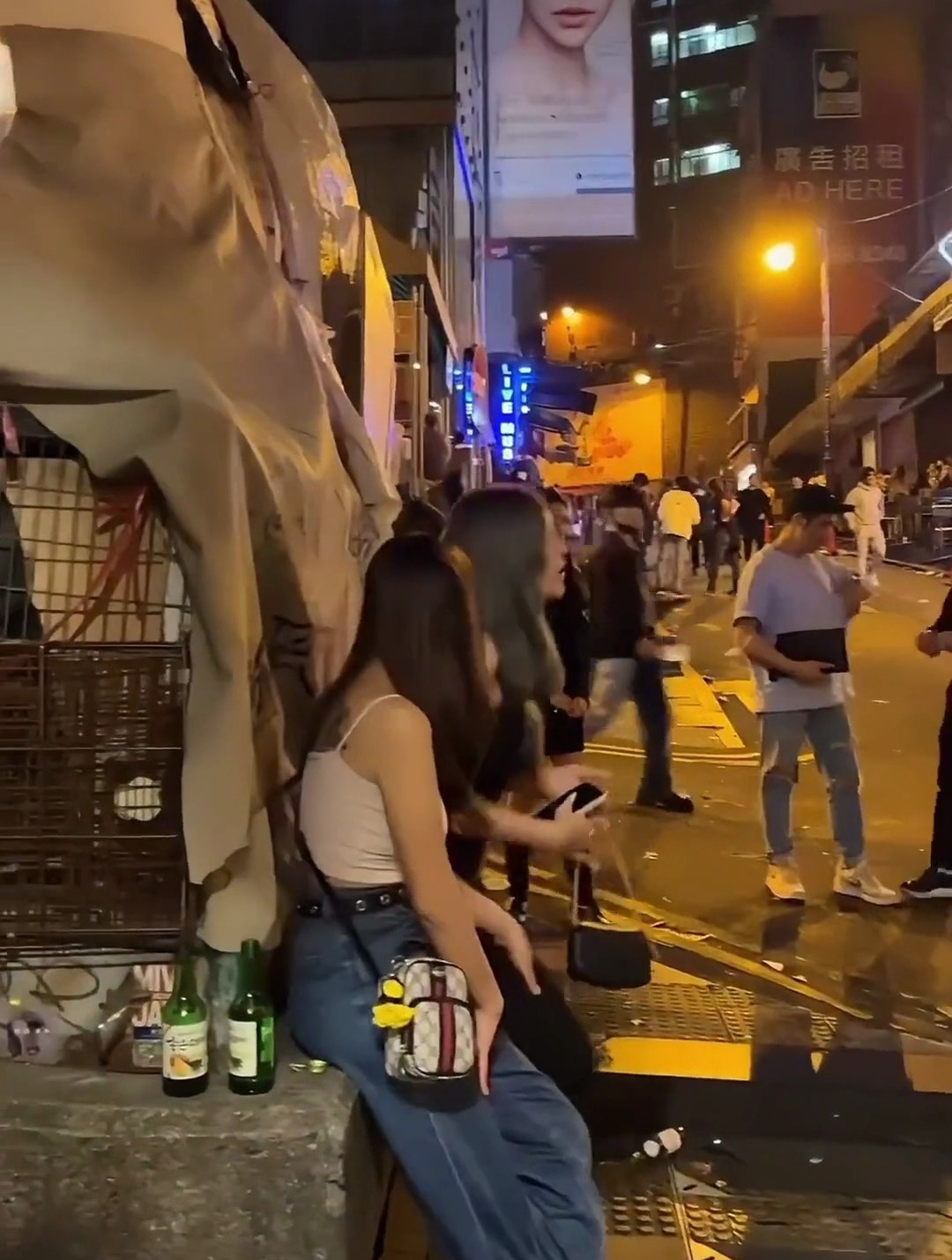 香港著名的酒吧一条街兰桂坊,外国人聚集地,喝酒泡妞的好地方