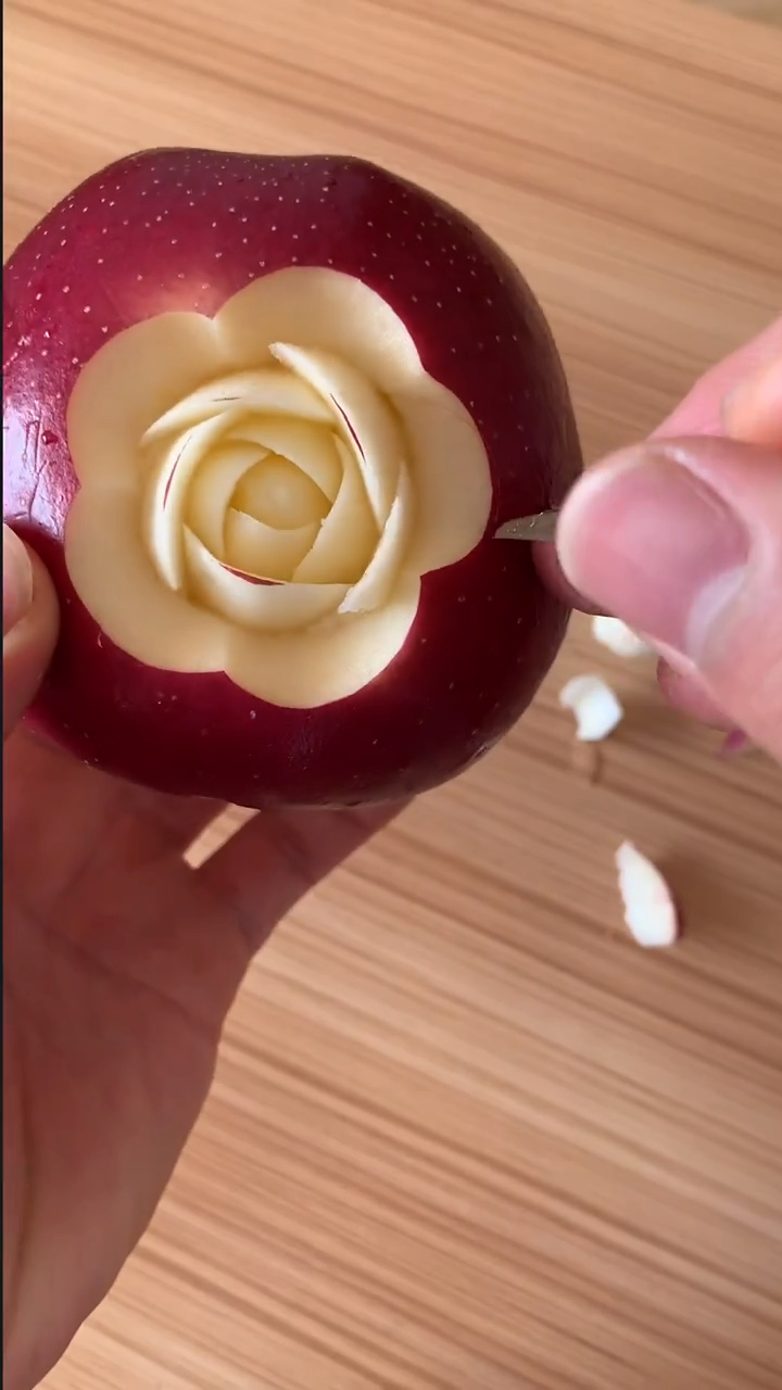 一款简单的苹果雕刻花絮图案