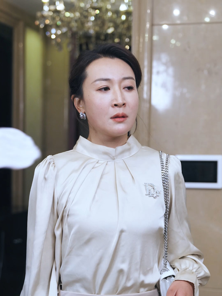 我的妻子和父亲周雯的简介