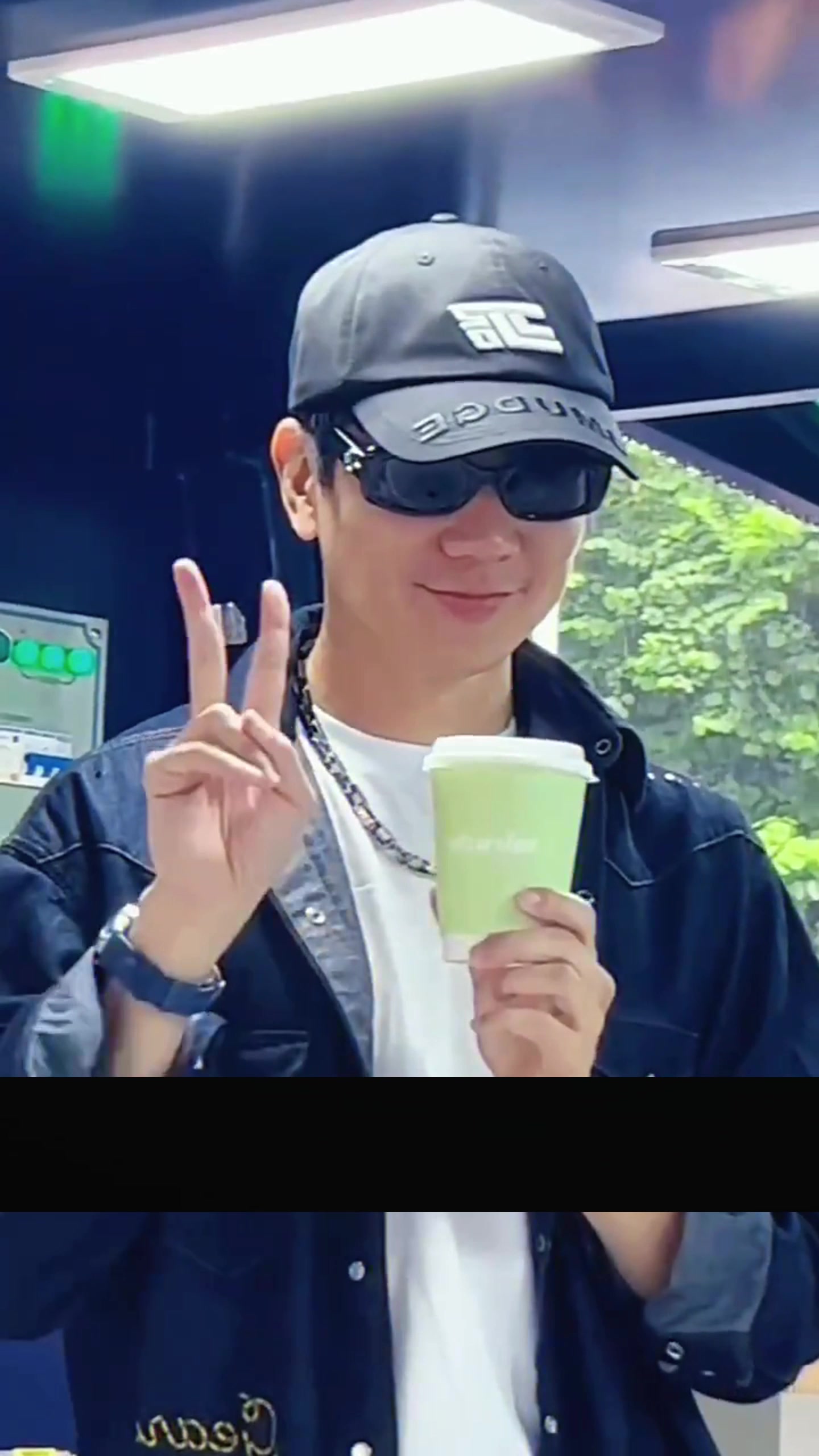 女子帮林俊杰拿喝过了的奶茶,这个举动你看懂吗?-度小视