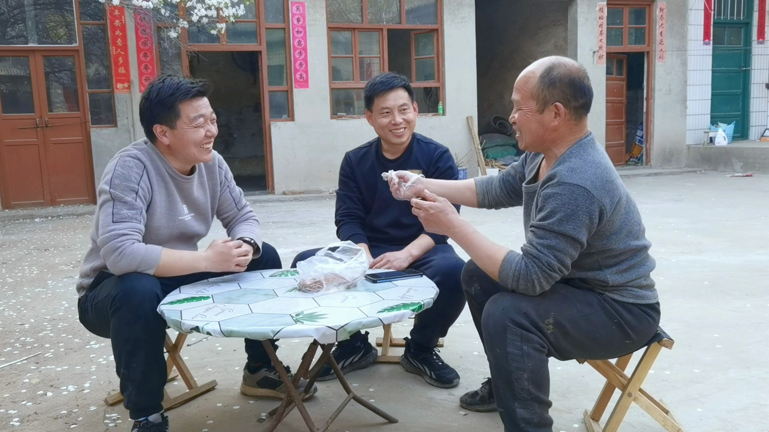 陈宏出摊只差最后一步遇难题,愁眉苦脸找姐夫帮忙,常输一语破解