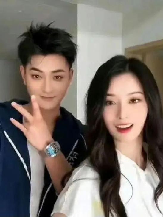 黄子韬直播喊徐艺洋"老婆",甜蜜腻如糖果!