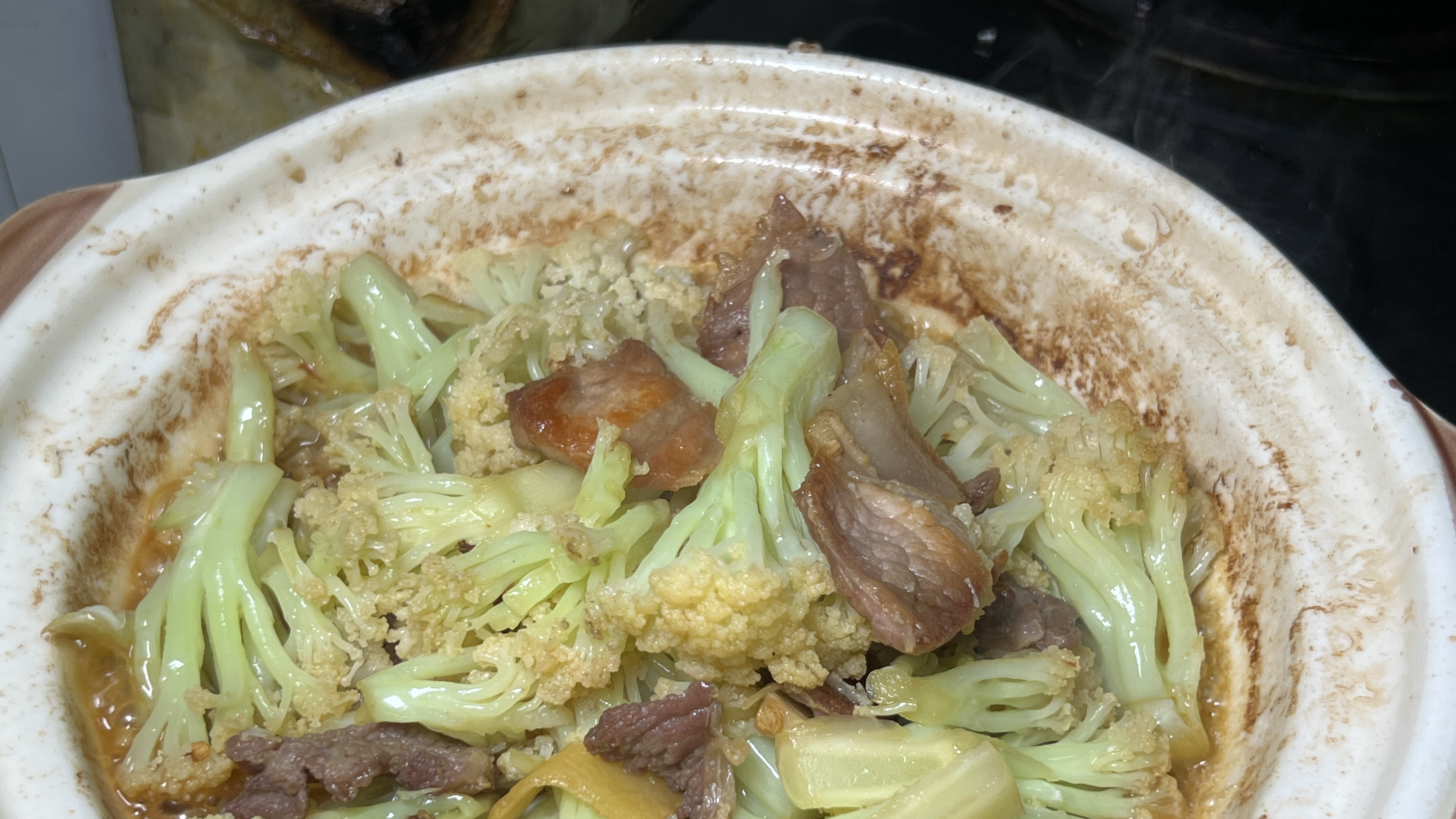 一颗花菜,一块五花肉,简单一炒倒入砂锅煮,肉片焦香,花菜爽口