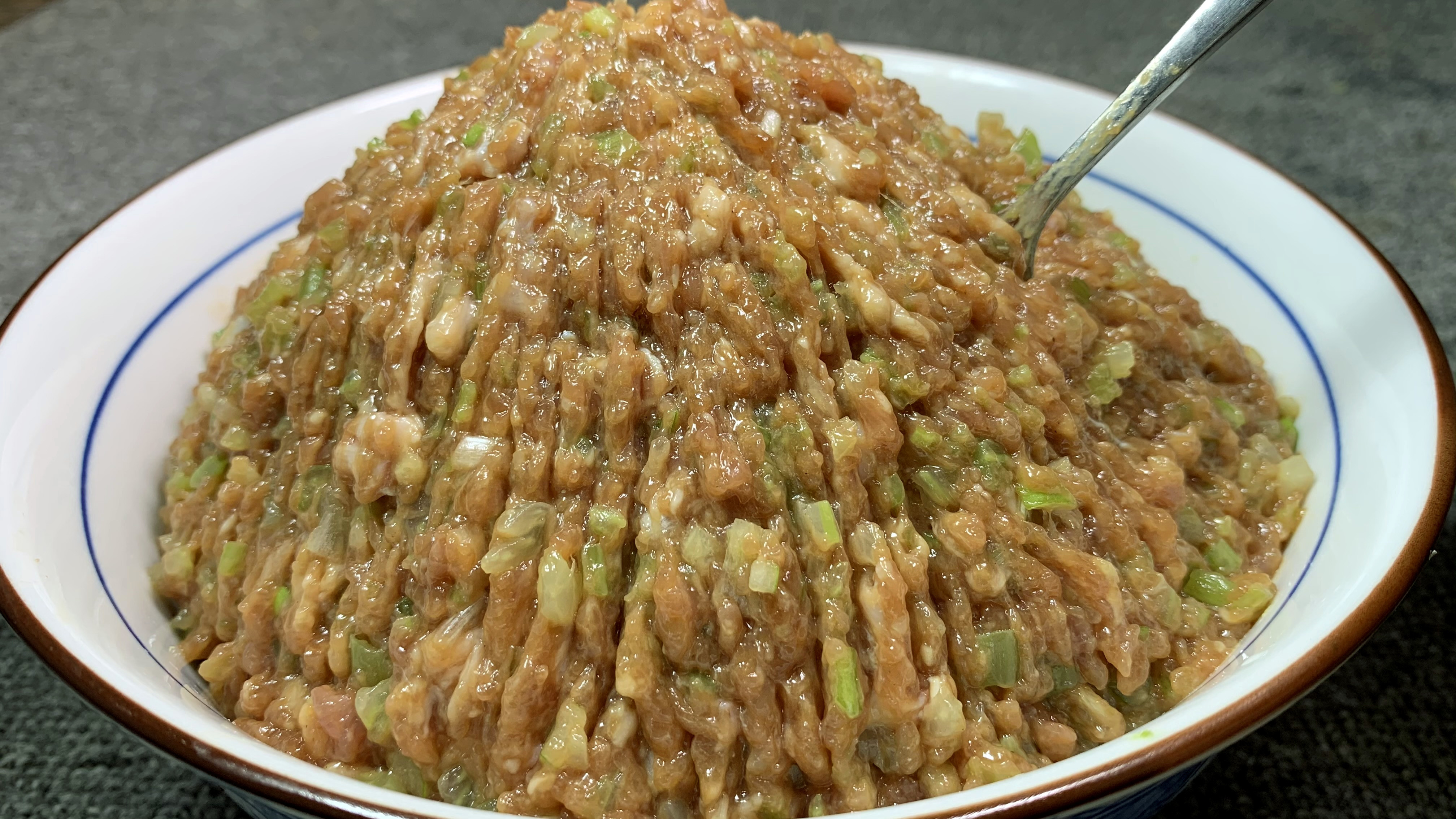 芹菜饺子馅好吃有秘诀，教你调馅方法，出锅一口一个，真的太香了