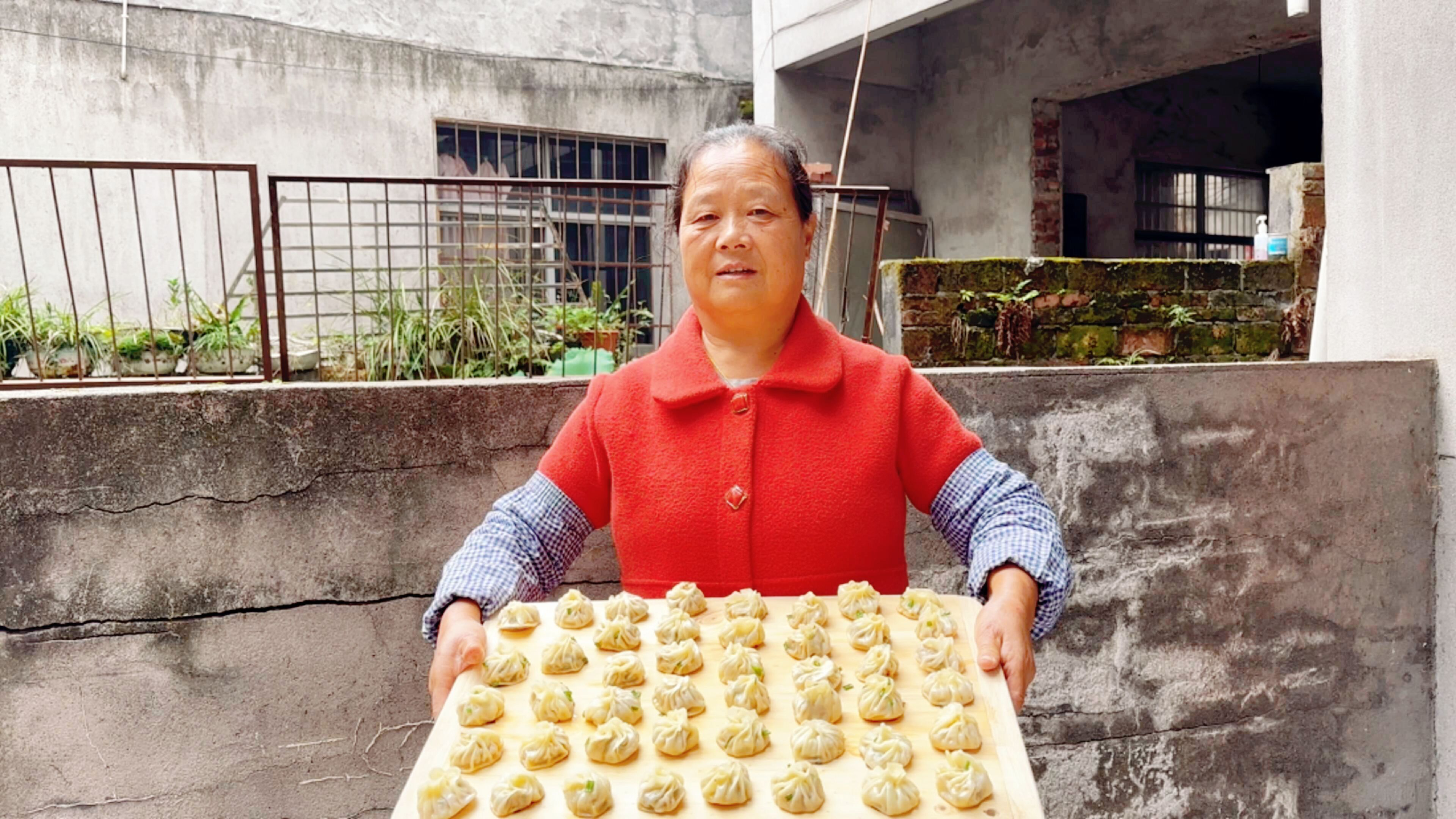 婆婆趁儿媳还在睡觉,早早起床给儿媳做早餐,有这样的婆婆真幸福