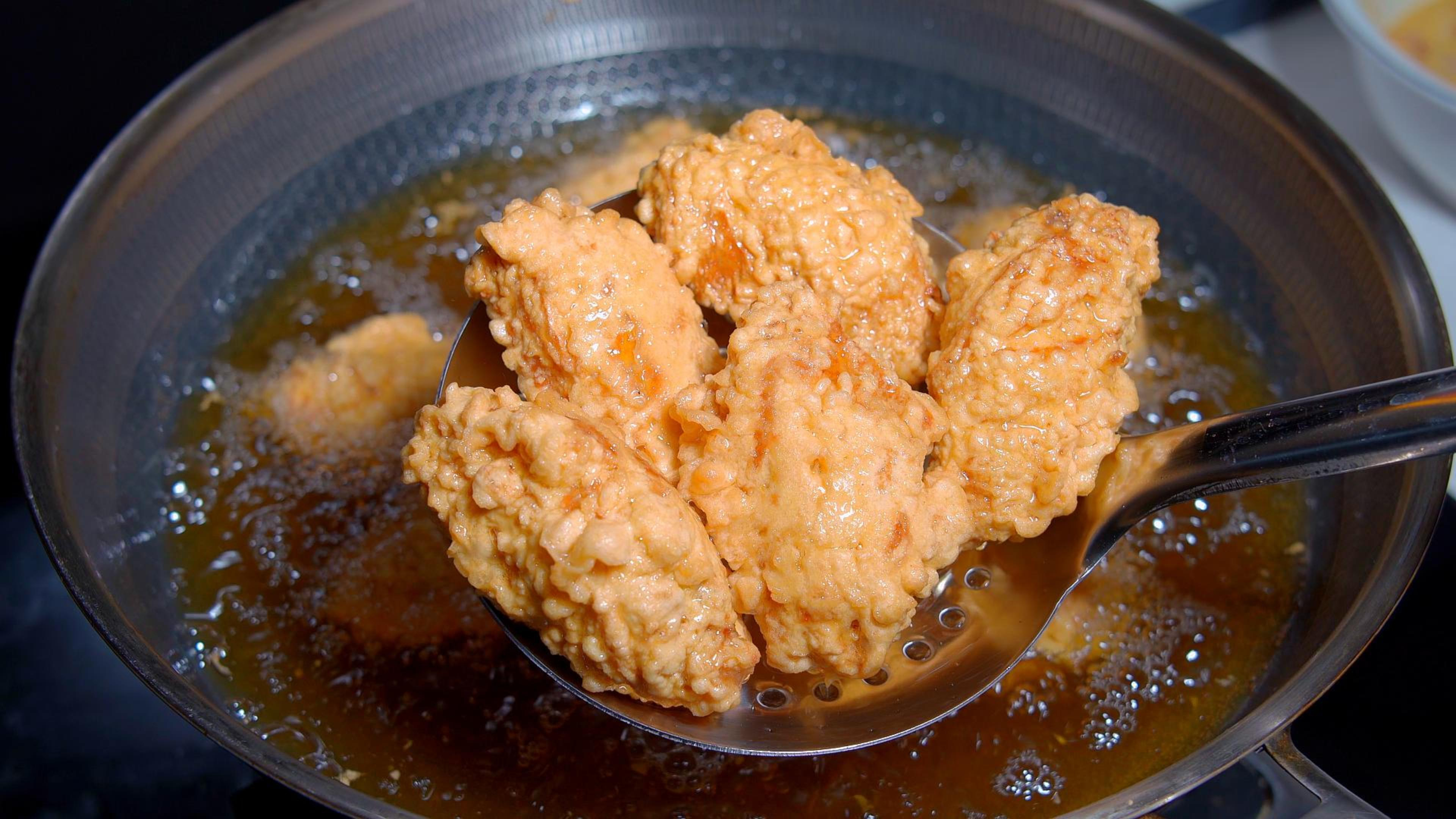 大人小孩都爱吃的炸鸡翅，我教你这样做，外皮酥酥的，味道太棒了