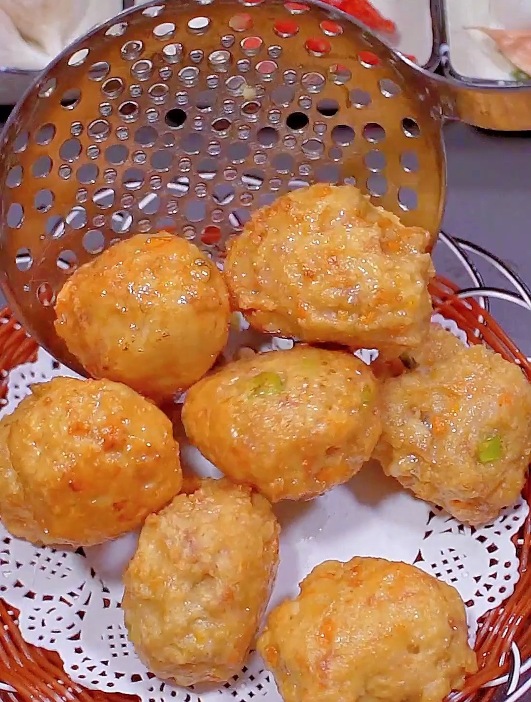 今天做了一锅莲藕丸子,外表酥脆内里鲜香一口一个好吃到停不下来