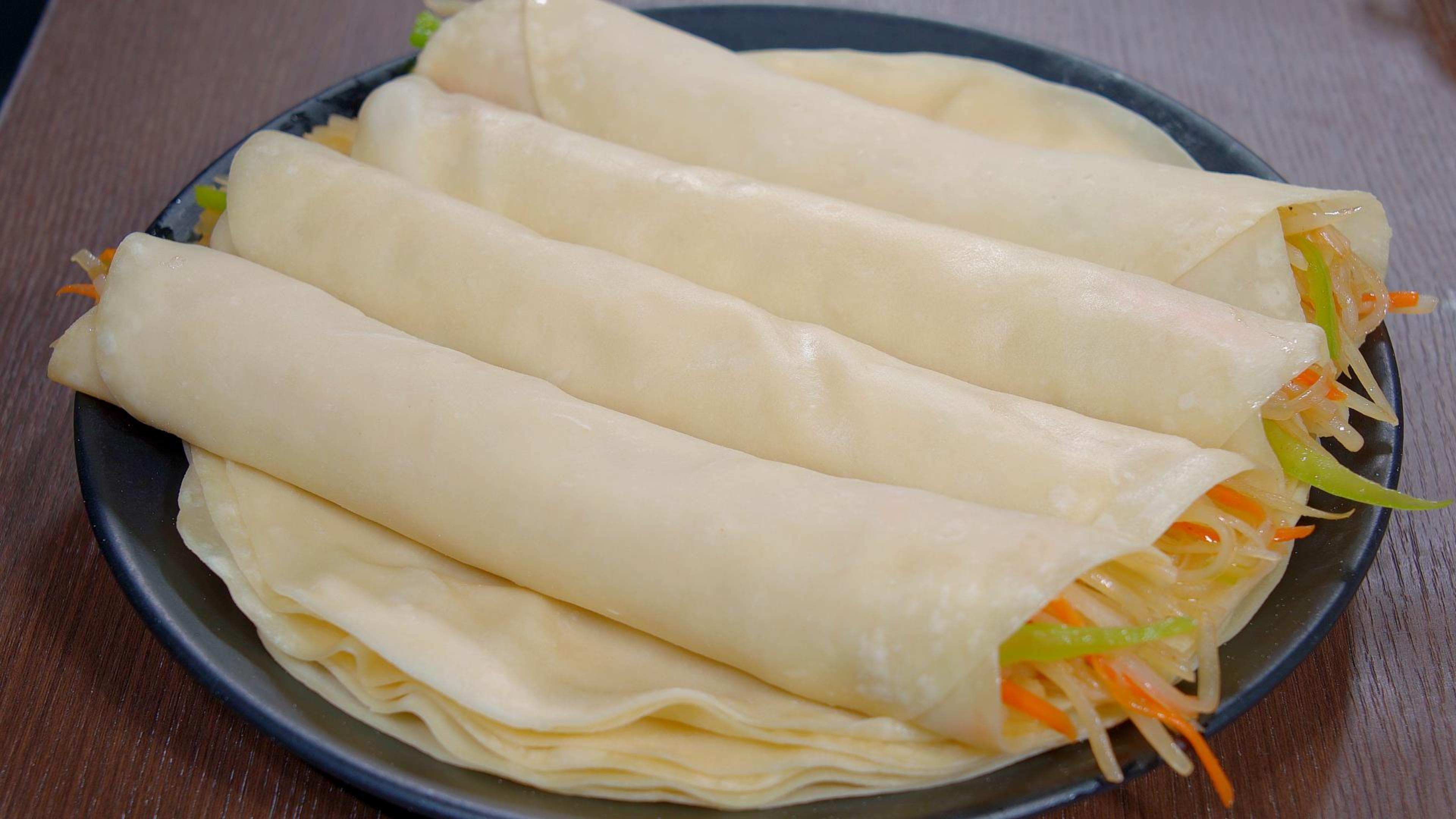 家乡特色面食水烙馍，一擀一蒸，柔软又劲道，卷肉卷菜都好吃