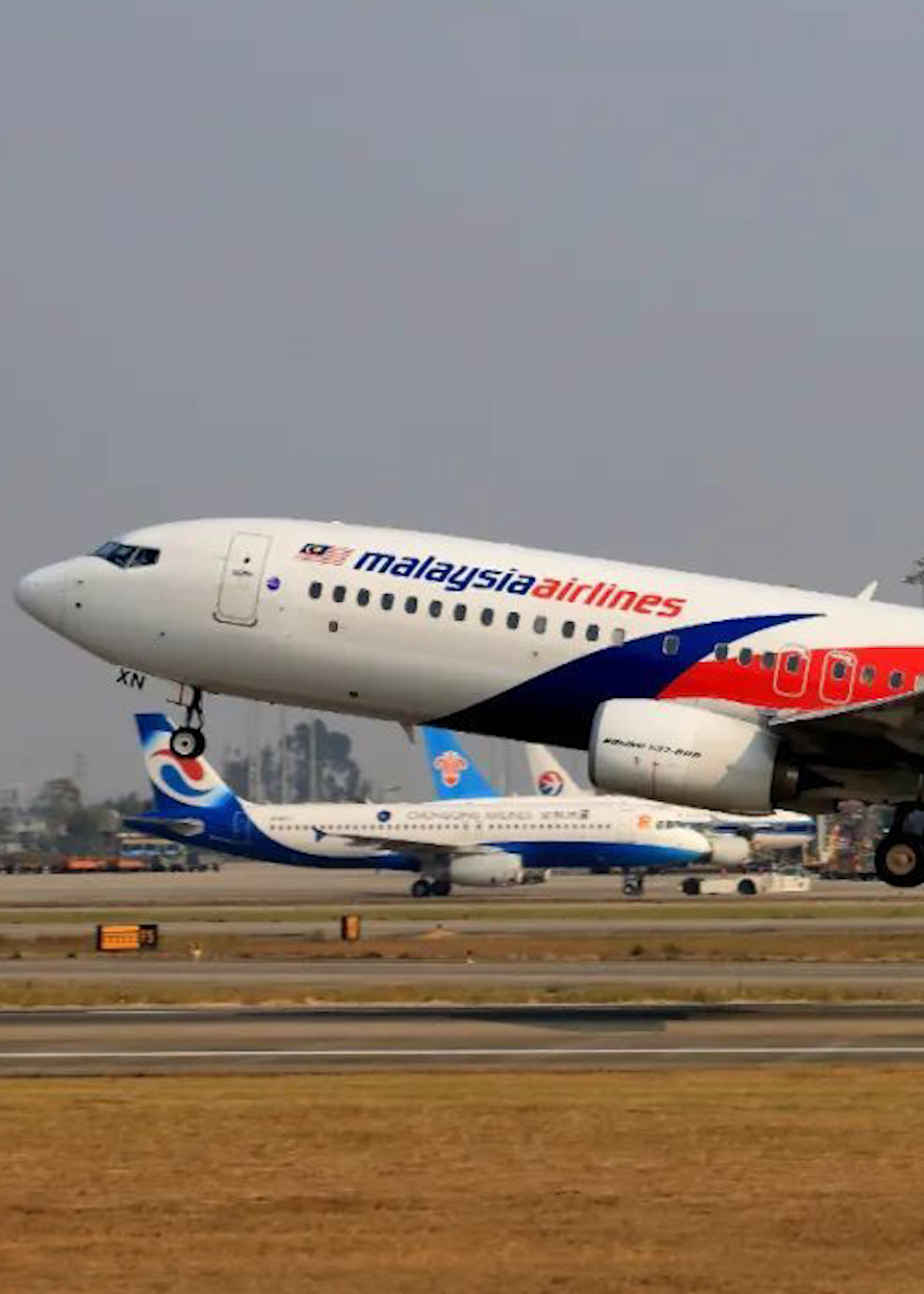 马航一波音737客机紧急折返:乘客称飞机一度骤降,马航承认飞行中遇到