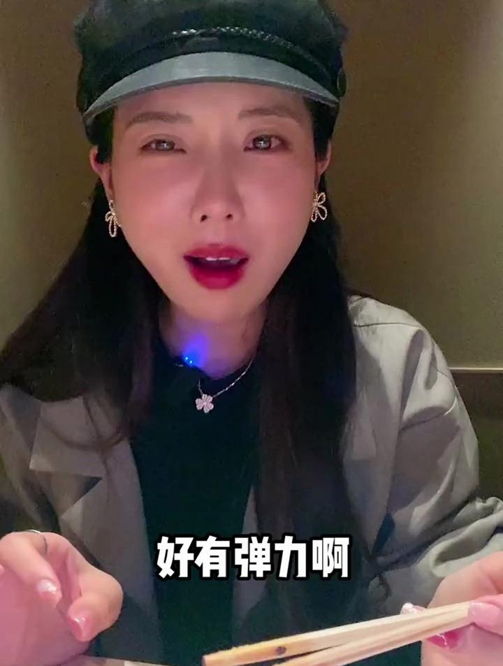 美女去吃寿司,三米长的桌子直接当碗用,大将抓住了我的胃!