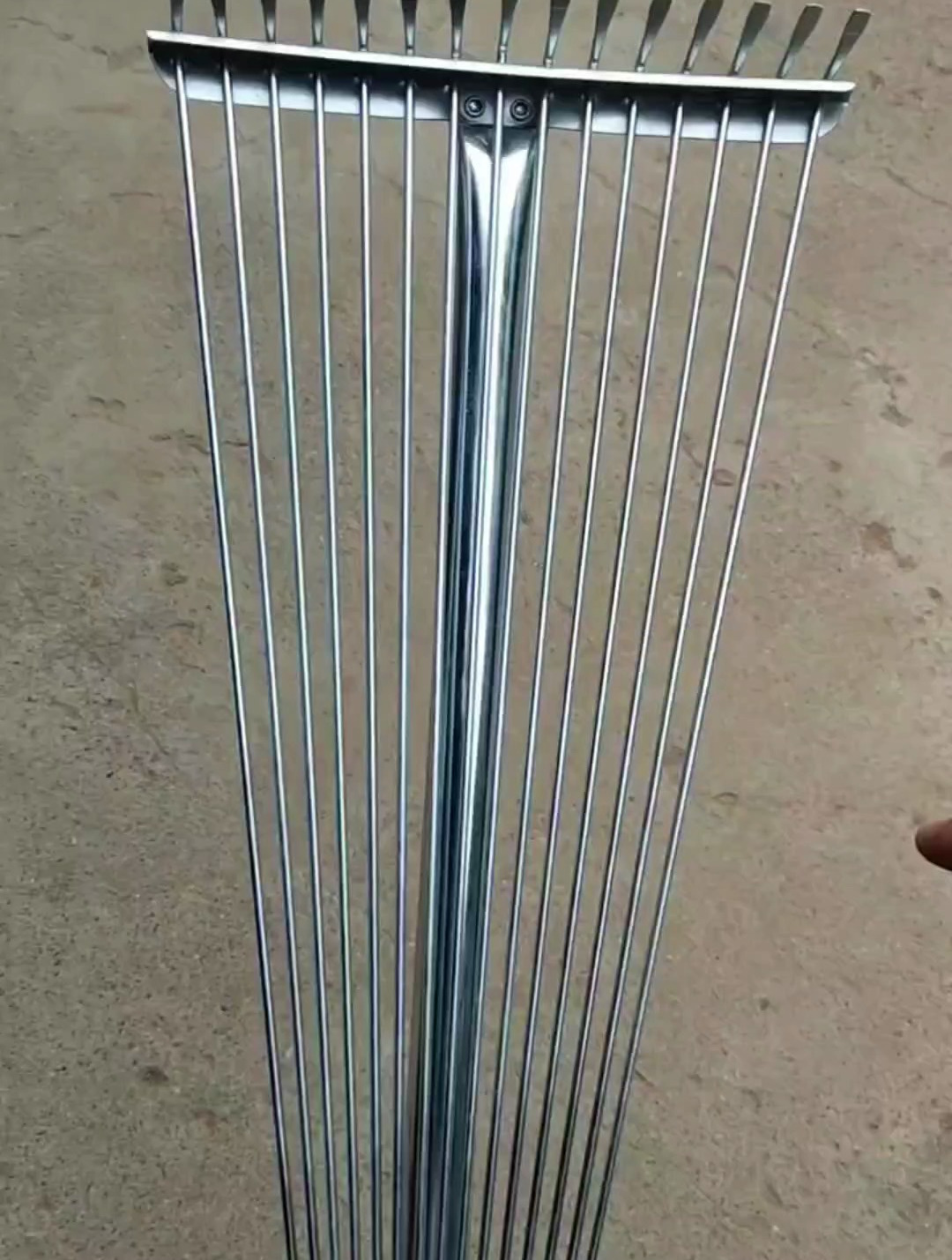 以后搂草搂地就用这个耙子太好用了,能伸缩能调整大小,真是方便