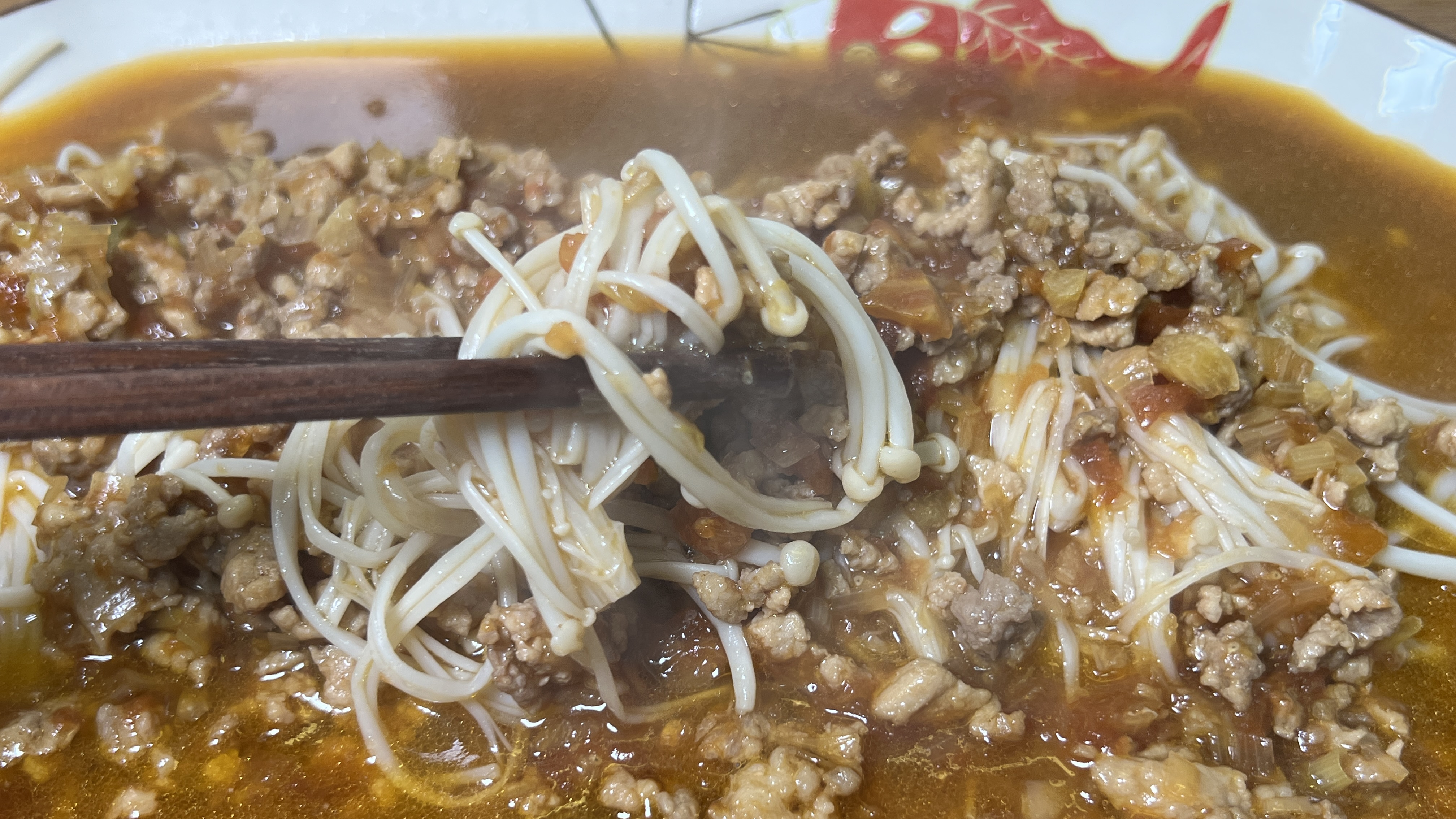 一把金针菇,一块瘦肉和一个西红柿做一盘美味,营养好吃,超下饭