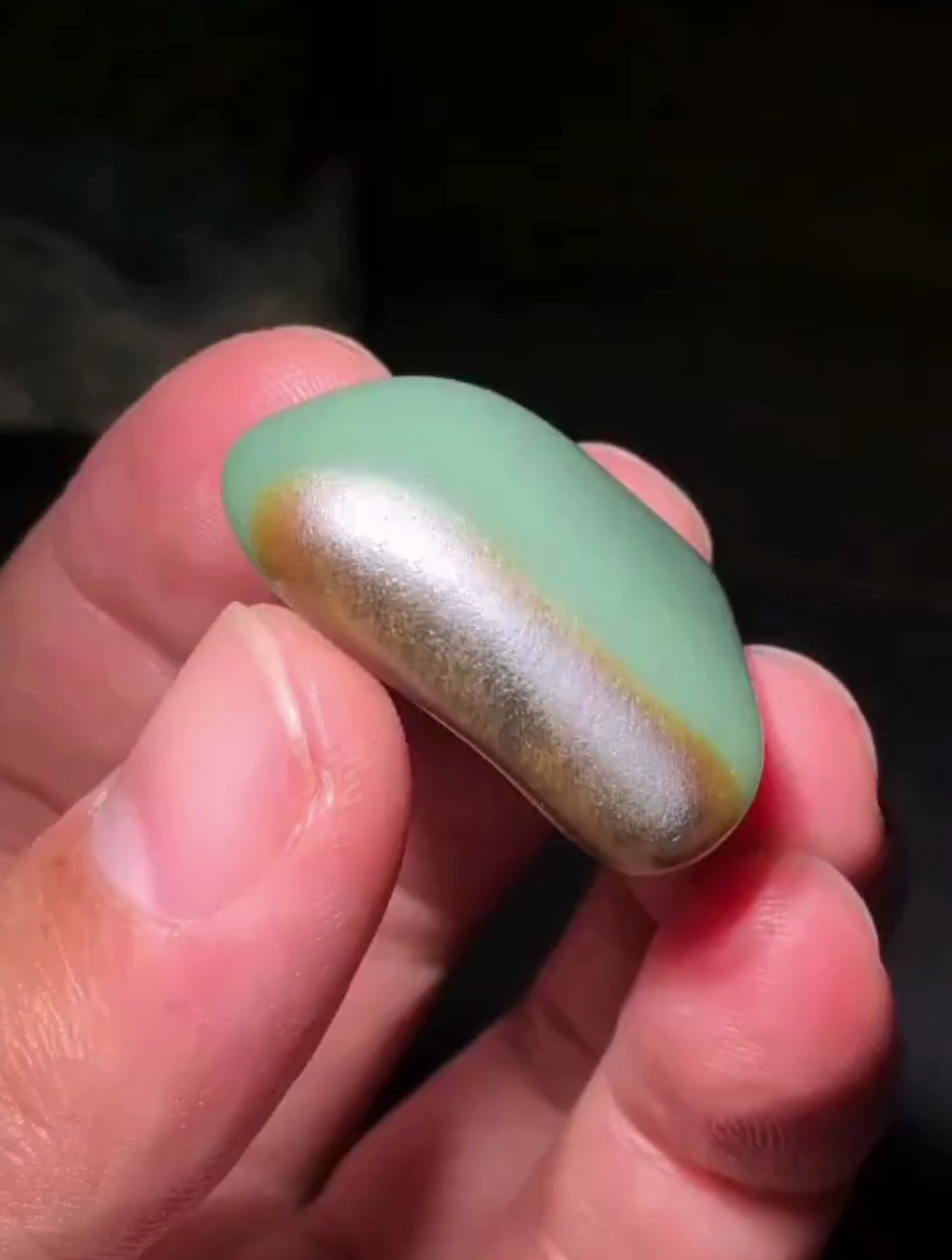 和田玉沙枣青籽料原石,细度过手电,颜色很漂亮 无修!-度小视