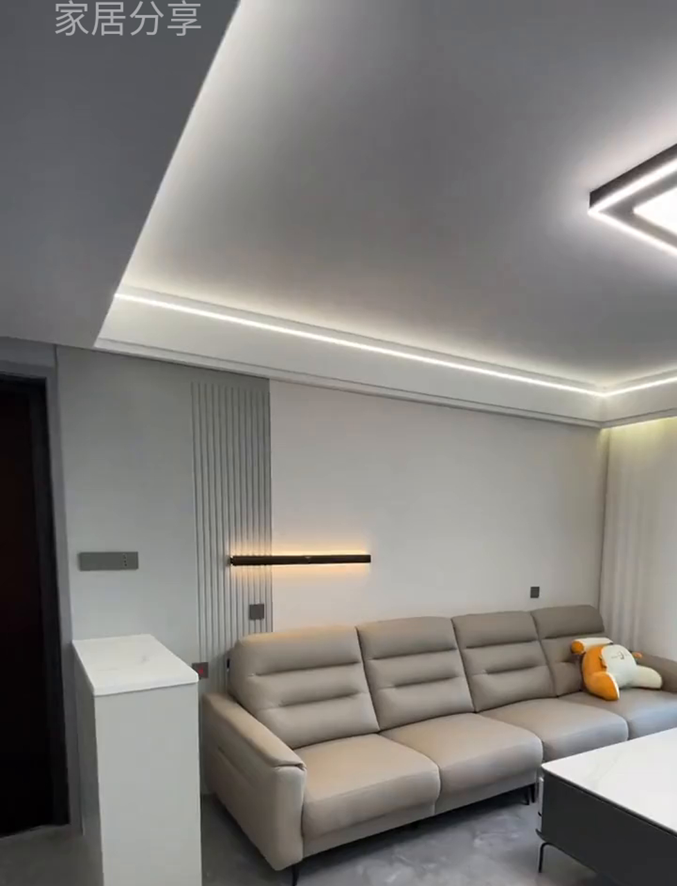 客厅新风尚:双眼皮吊顶配线性灯,落地电视柜搭吊灯,乳胶漆拼色壁灯