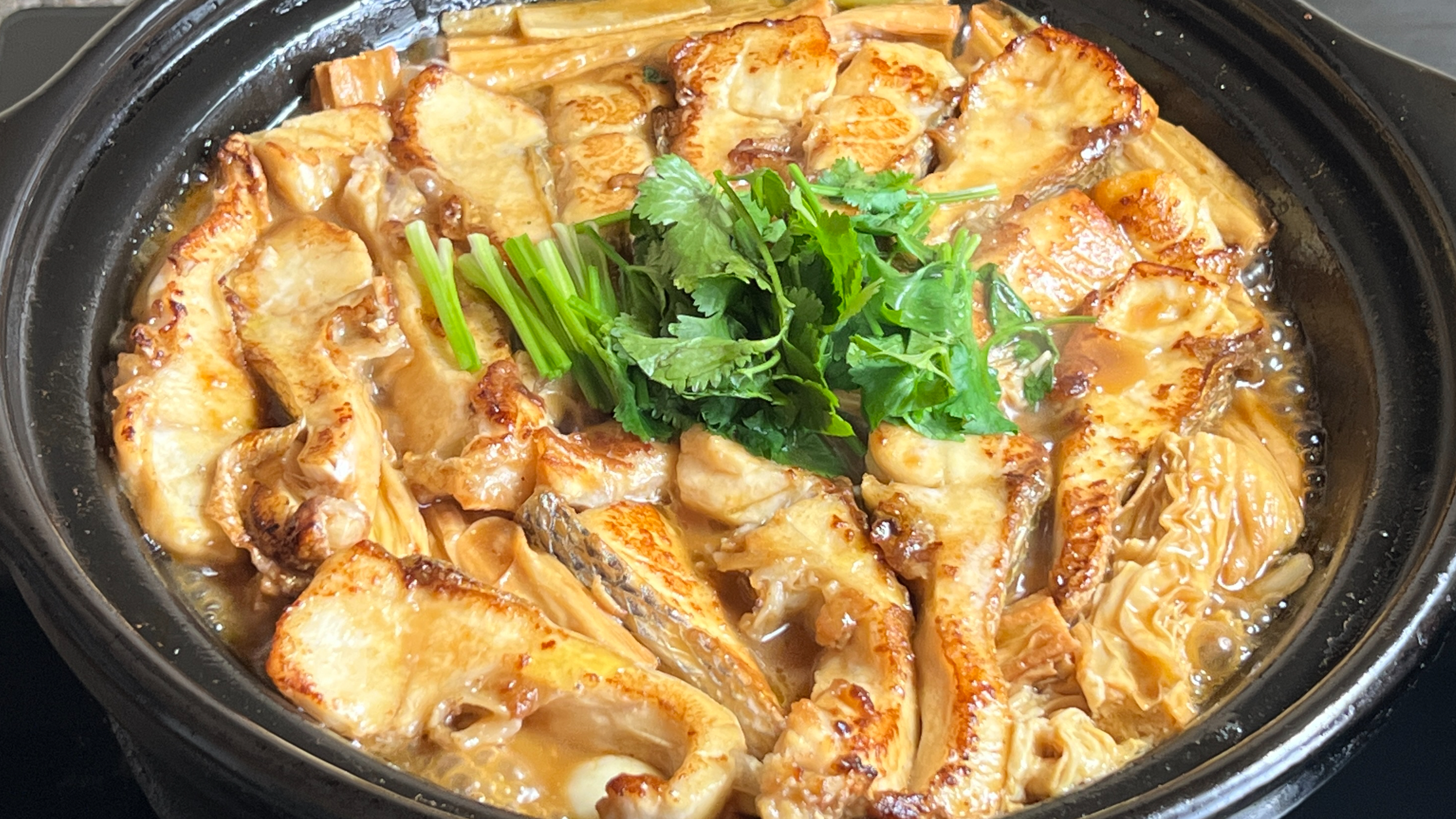腐竹焖鱼腩做法,出锅热气腾腾,鲜香入味,汤汁拌饭也能吃两碗