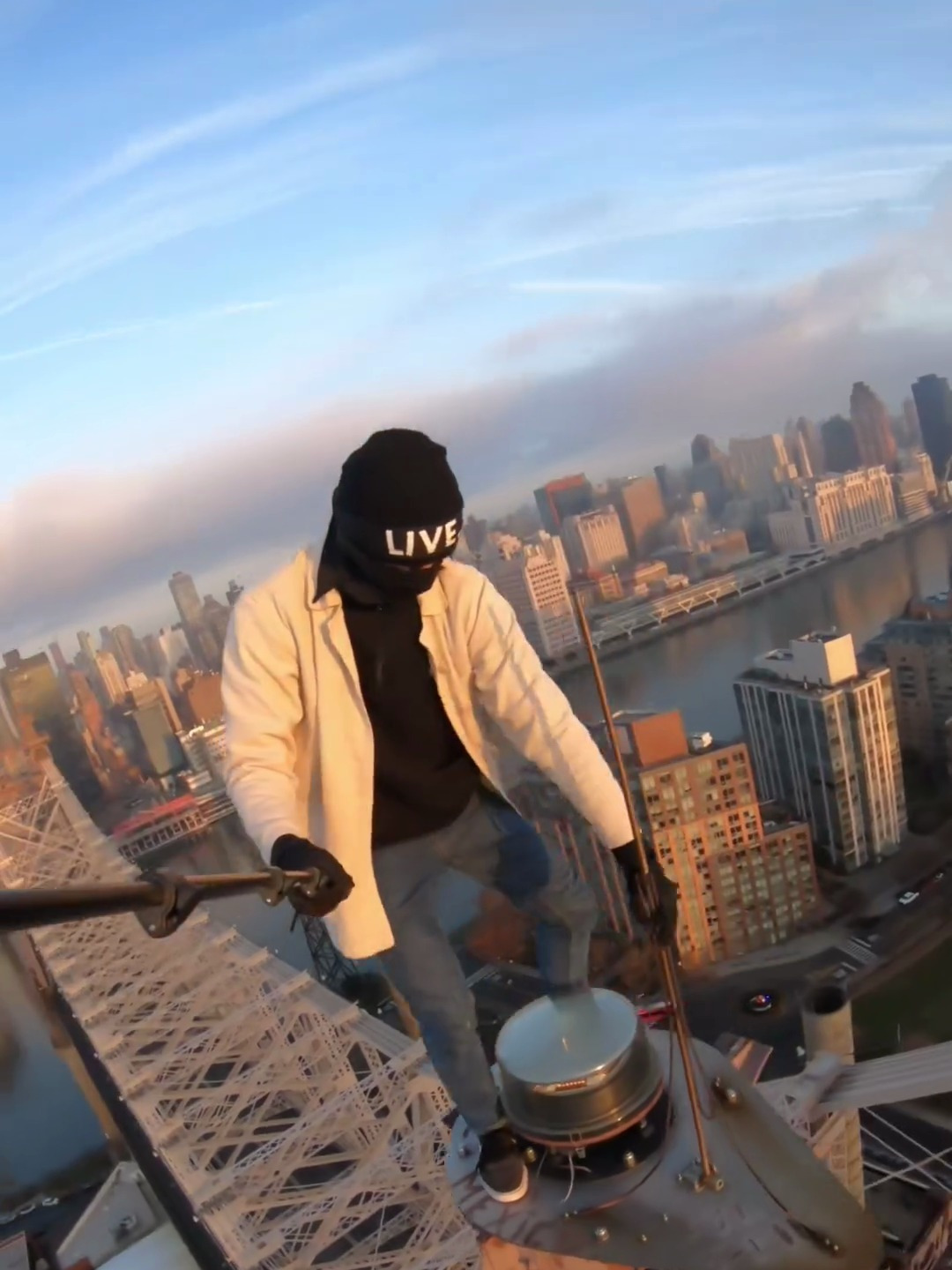 徒手攀登高架桥顶国外极限运动大神高难度拍摄