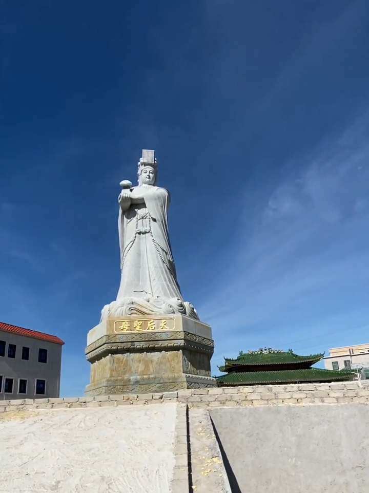 99米高花岗岩石雕妈祖像安装在广东陆丰
