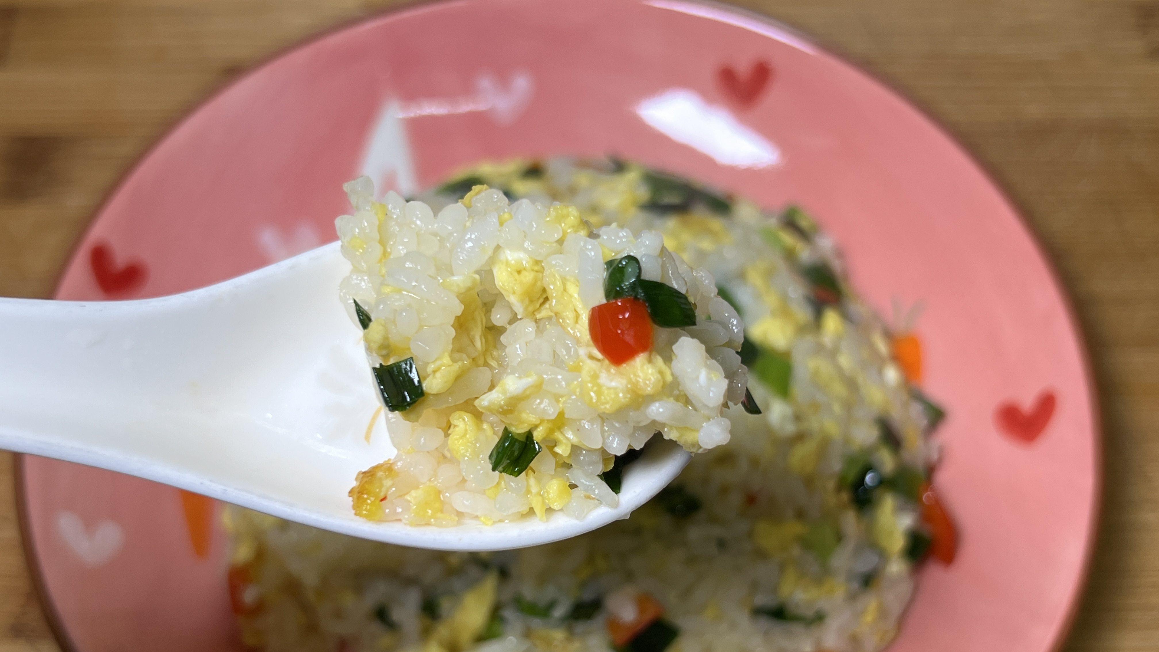 米饭蒸多啦不用愁,用鸡蛋来做蛋炒饭,粒粒分明,葱香浓郁,好吃