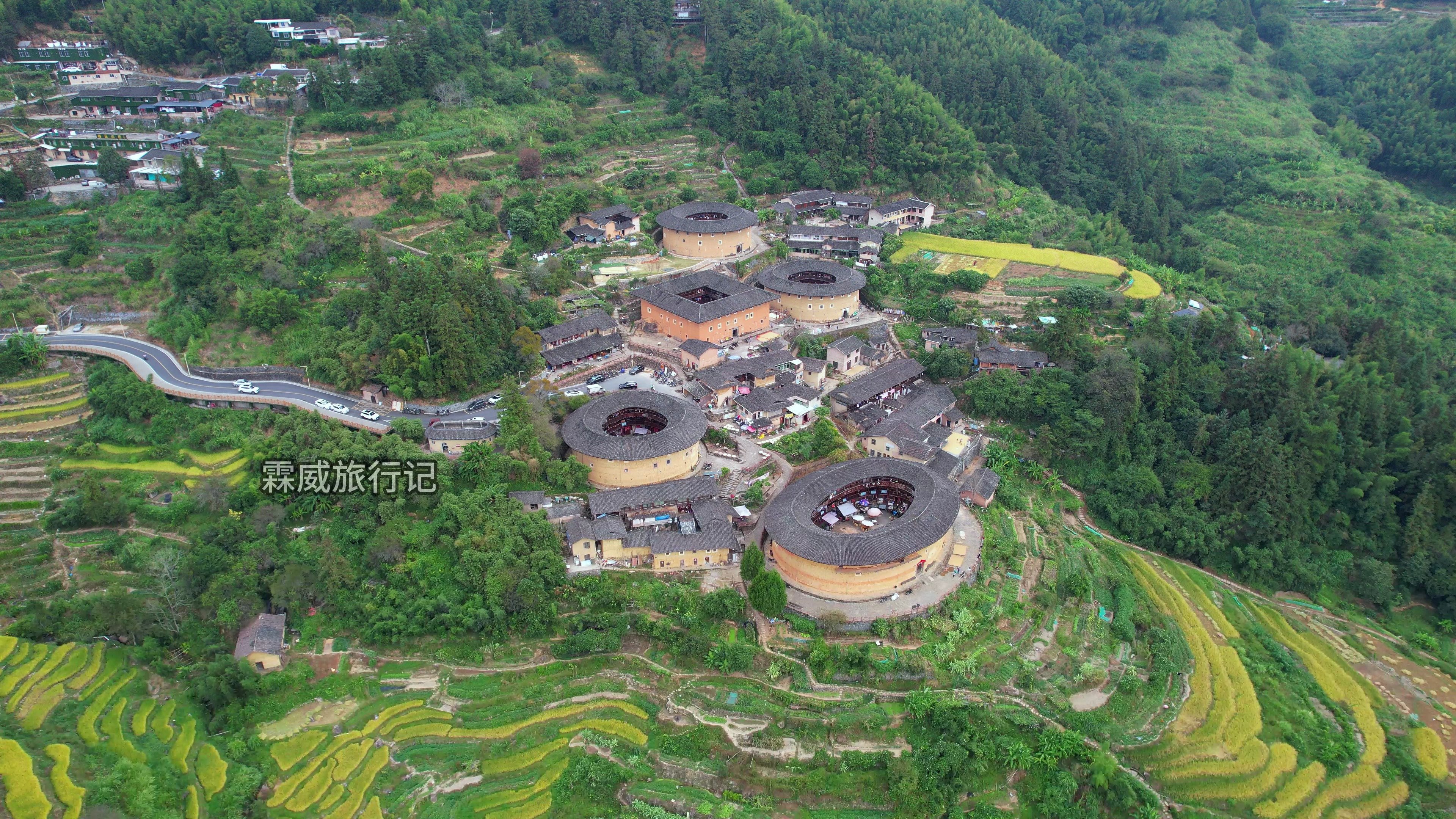 这里就是“四菜一汤”土楼群,位于福建南靖田螺坑土楼