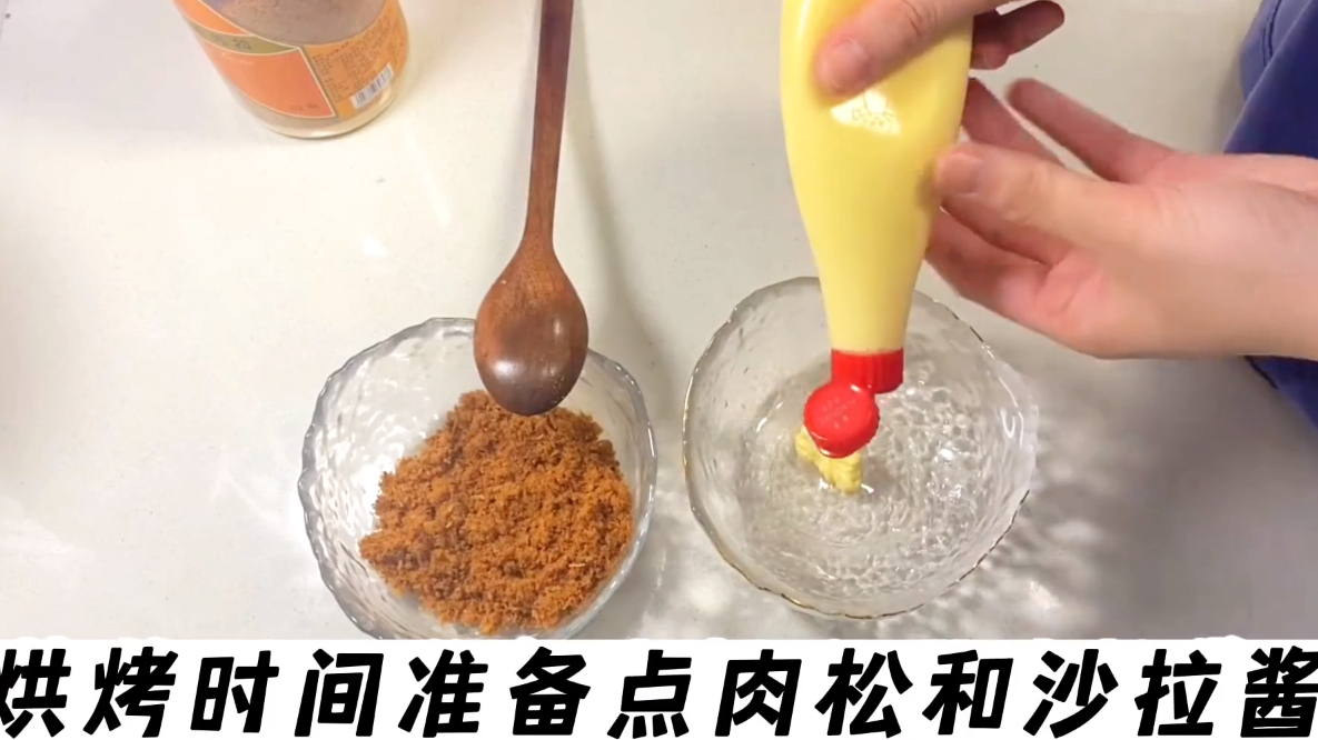 老人小孩都喜欢吃的软糯拉丝肉松卷,主要是做法还简单,太赞了
