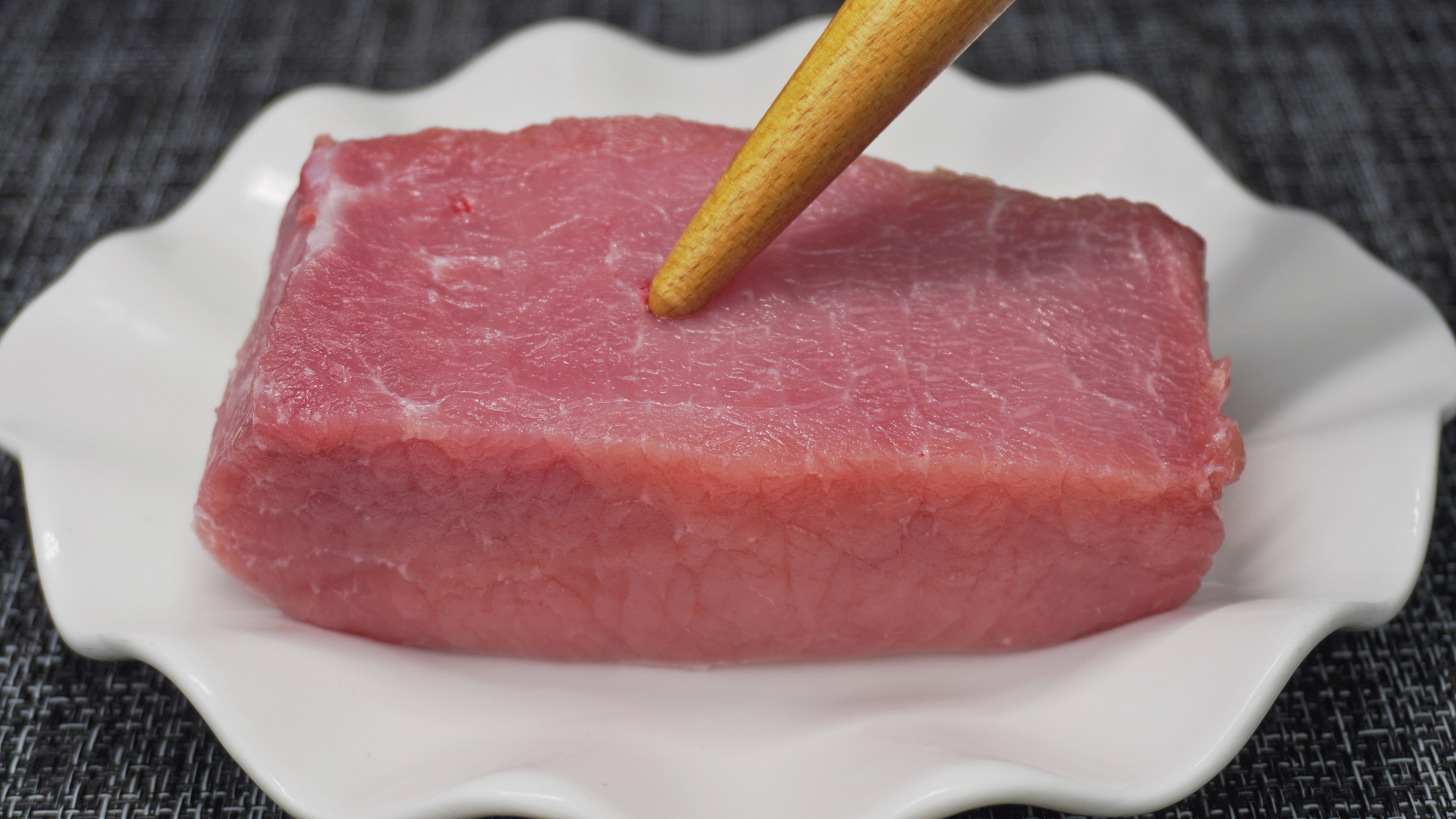 炒猪肉时,瘦肉发柴嚼不动?教你一招,像吃豆腐一样嫩滑,超解馋