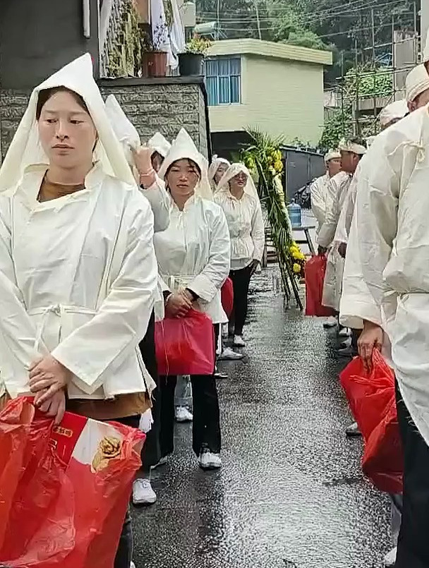 孝男孝女迎接老后家,去世老人的姐姐妹妹哭得撕心裂肺的-度小视