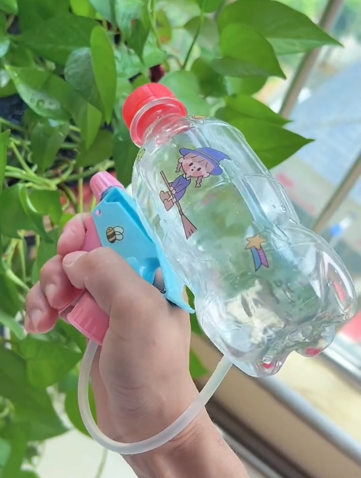 夏天来啦 用剩下的饮料瓶不要扔 我们来做把水枪吧!-度小视