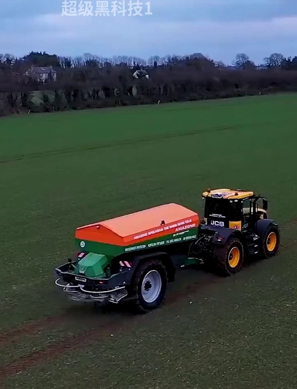 杰西博4220拖拉机搭配阿玛松拉肥机,干活更给力!
