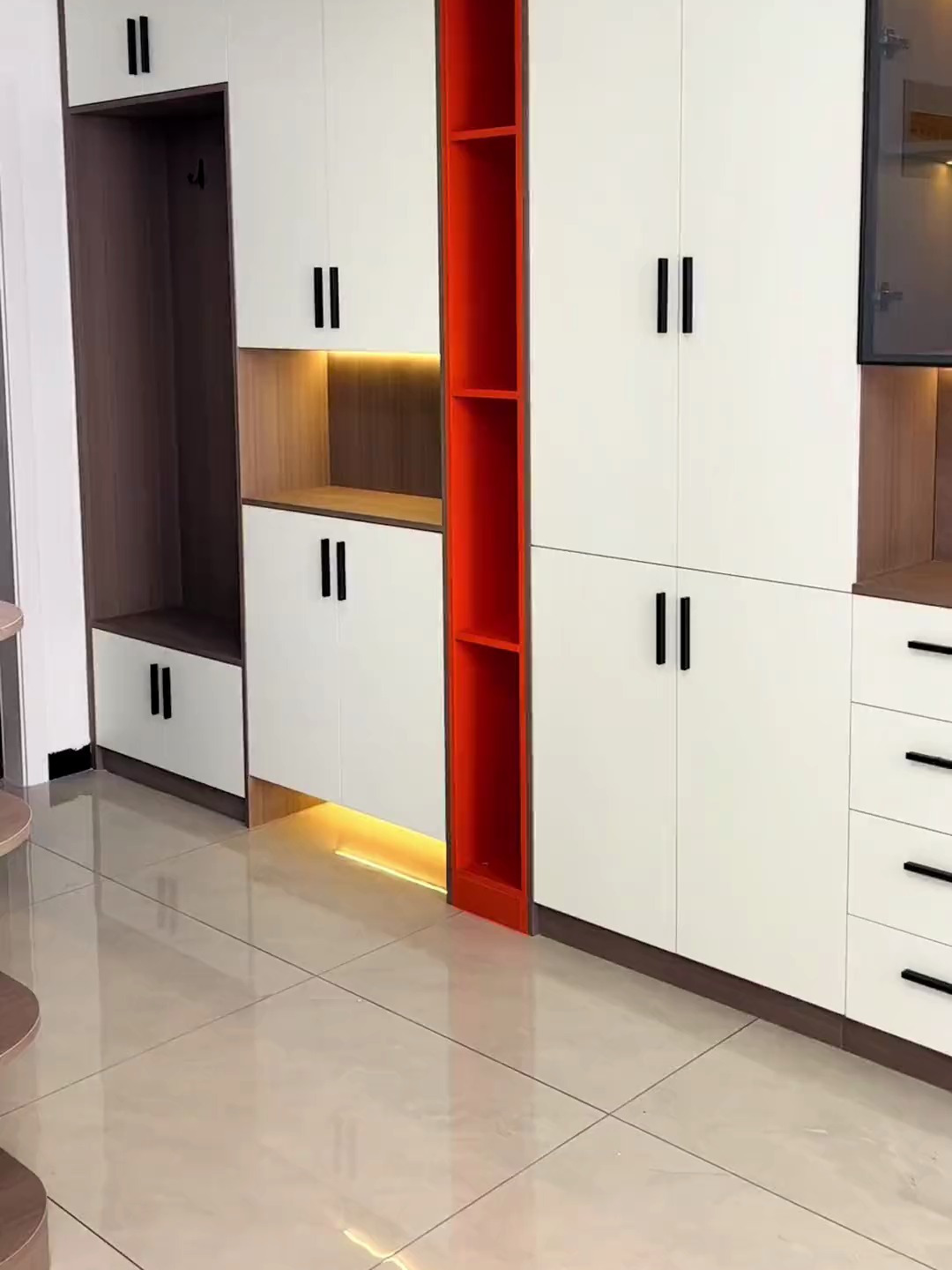 四米长的酒柜 鞋柜的组合 既实用又美观