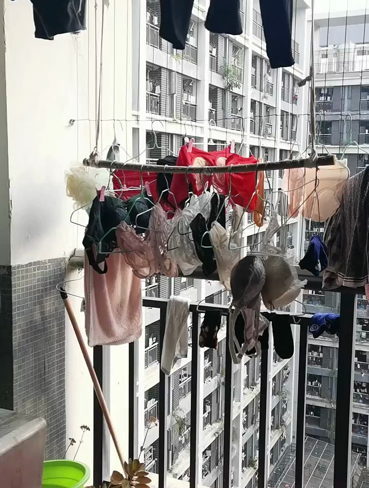 富士康女生宿舍阳台衣服好多啊,有好心人帮忙收一下衣服
