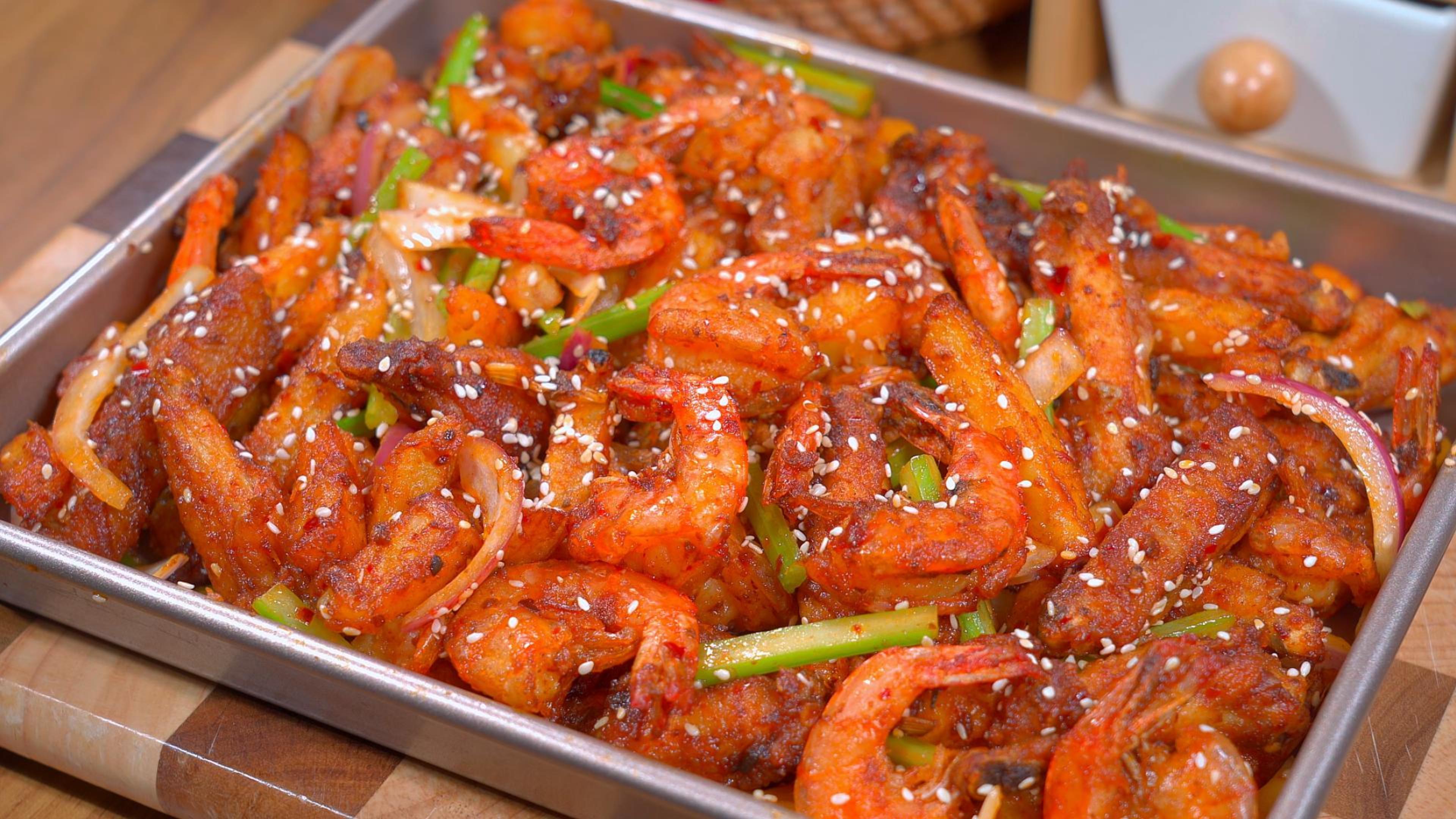 孩子想吃干锅鸡翅土地虾，自己在家做，椒香酥脆真的很好吃