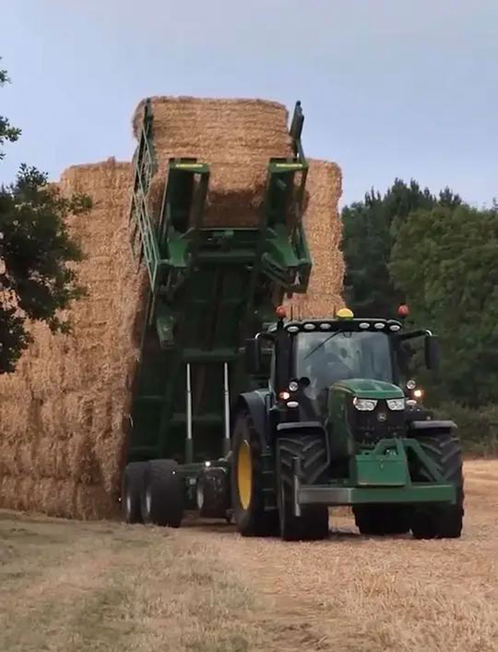 拖拉机一拖一拉,方捆打包运输一条龙服务